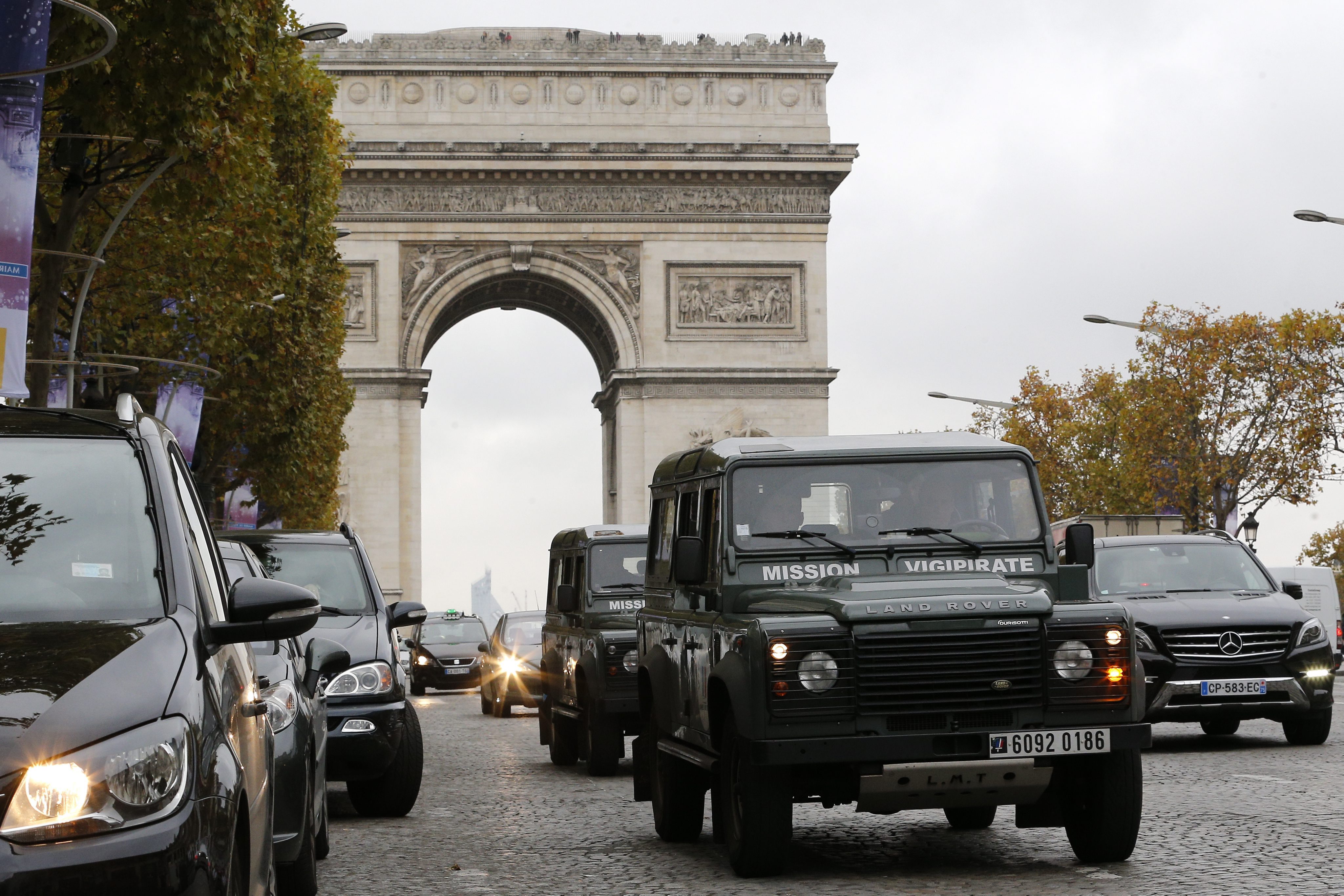 Мъж с огнестрелно оръжие всява паника в Париж