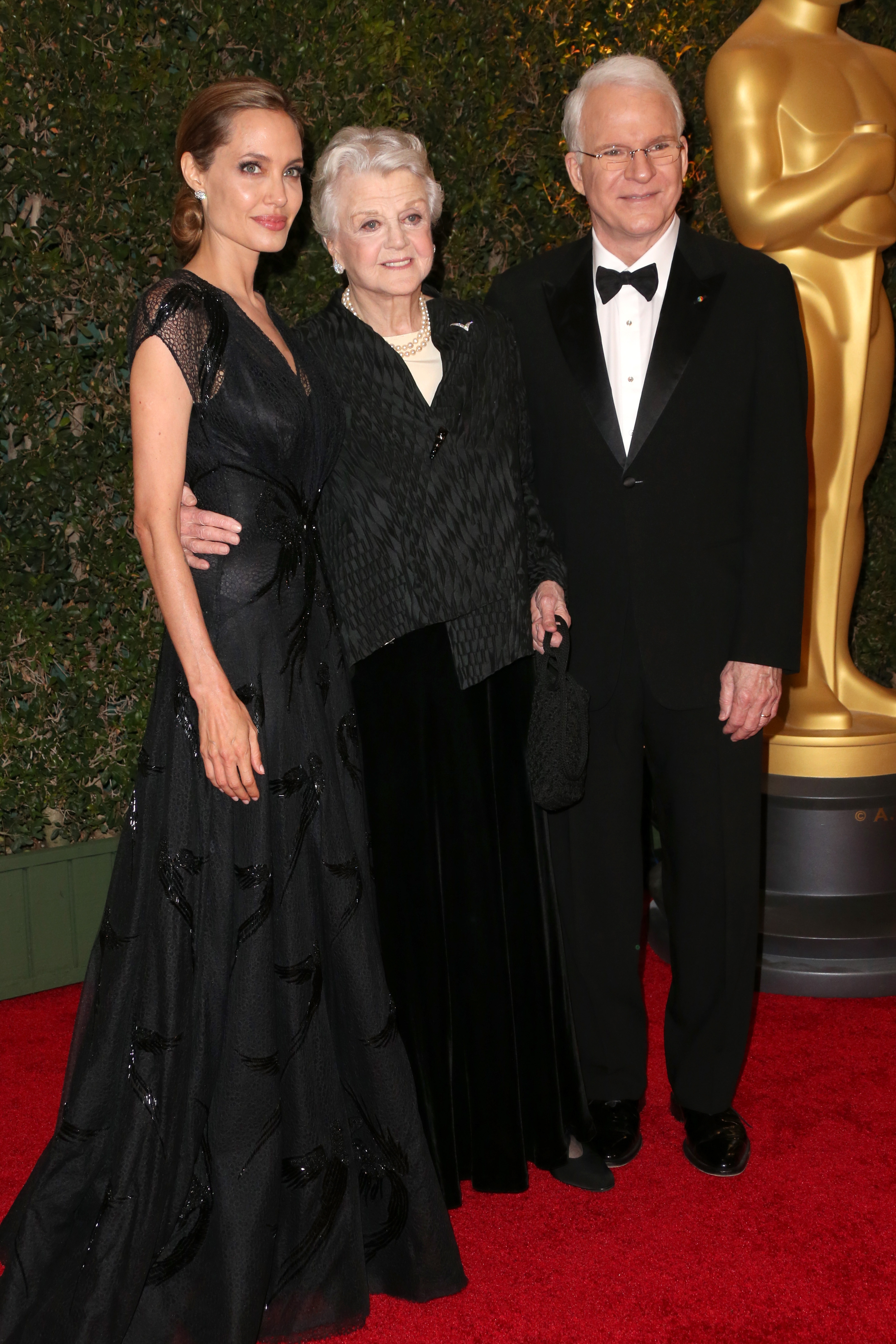 Анджелина Джоли, Анджела Лансбъри и Стив Мартин получиха почетни Оскари