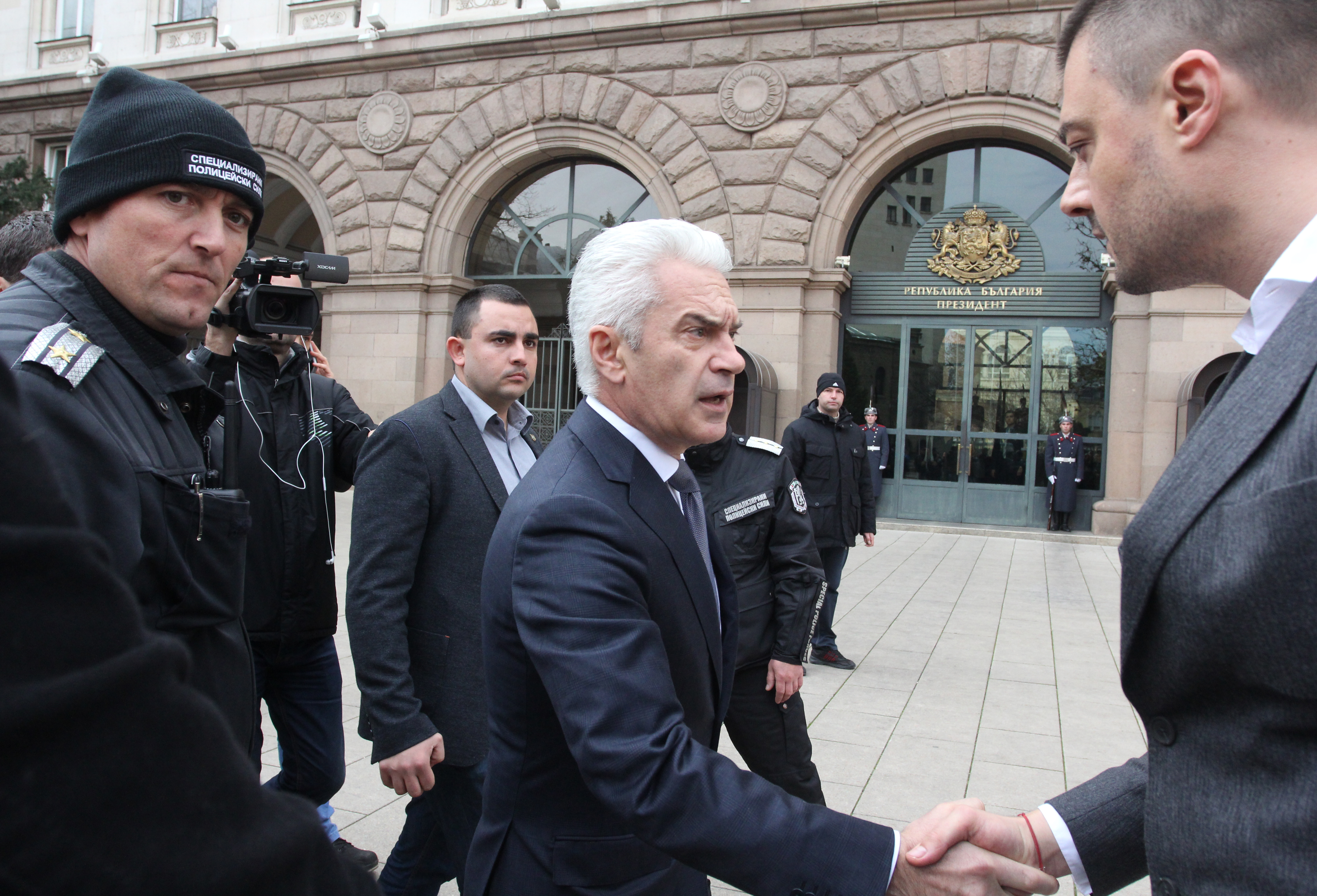 Полиция отцепи президентството, за да влязат политиците