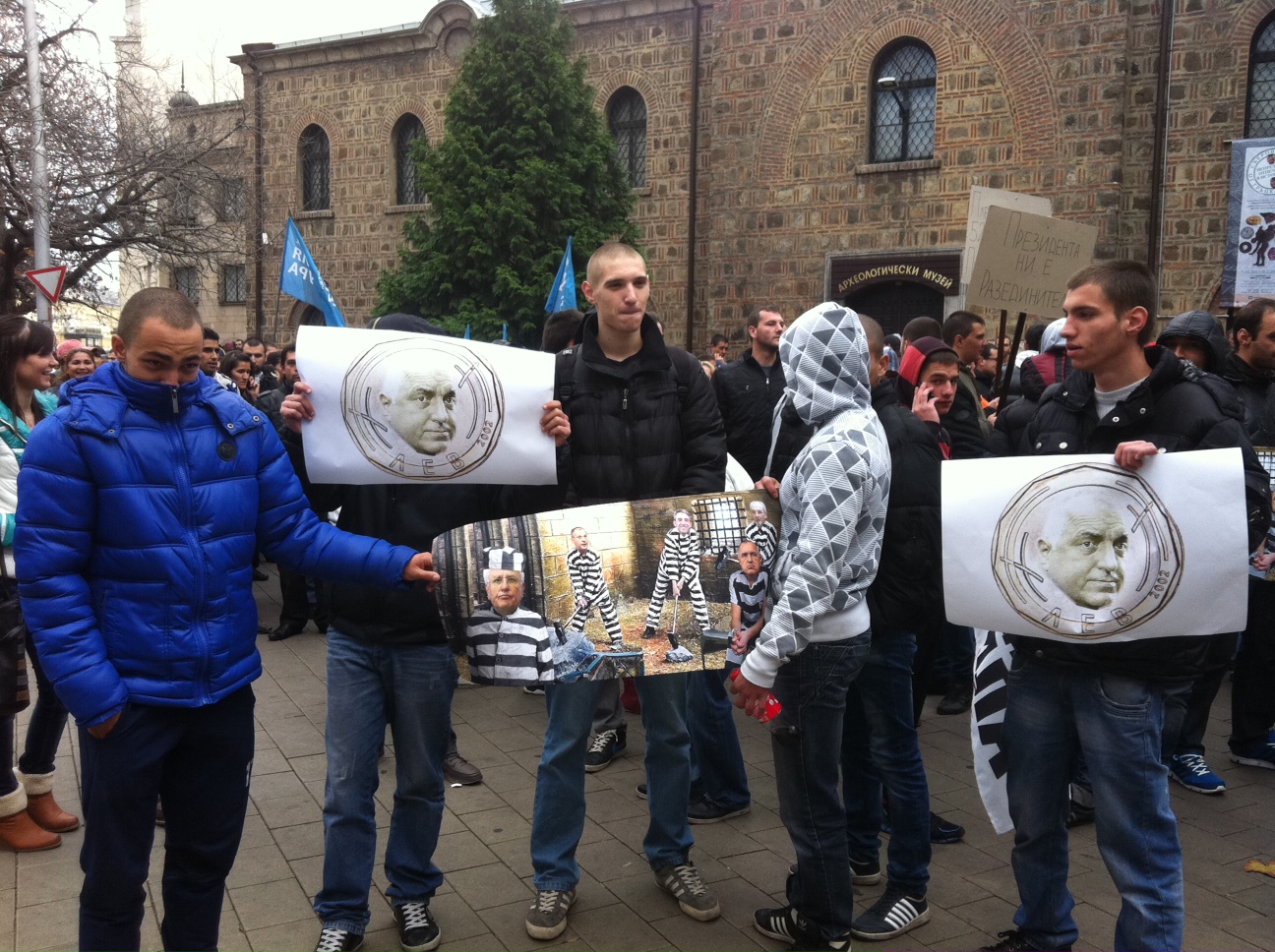 Протестиращите от ”България без цензура” носеха плакати с ликовете на Бойко Борисов и Христо Бисеров