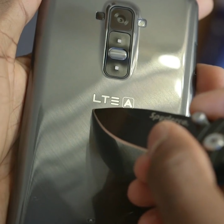 LG G Flex се възстановява от драскотини (видео)
