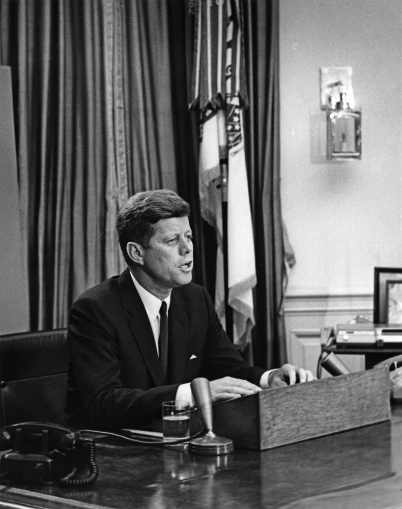 Президентът Джон Фицджералд Кенеди в Овалния кабинет
