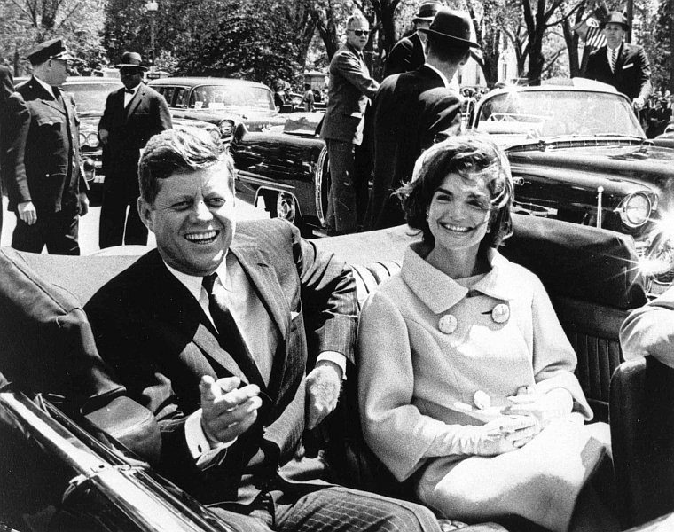 Джон Фицджералд Кенеди със съпругата си - Жаклин