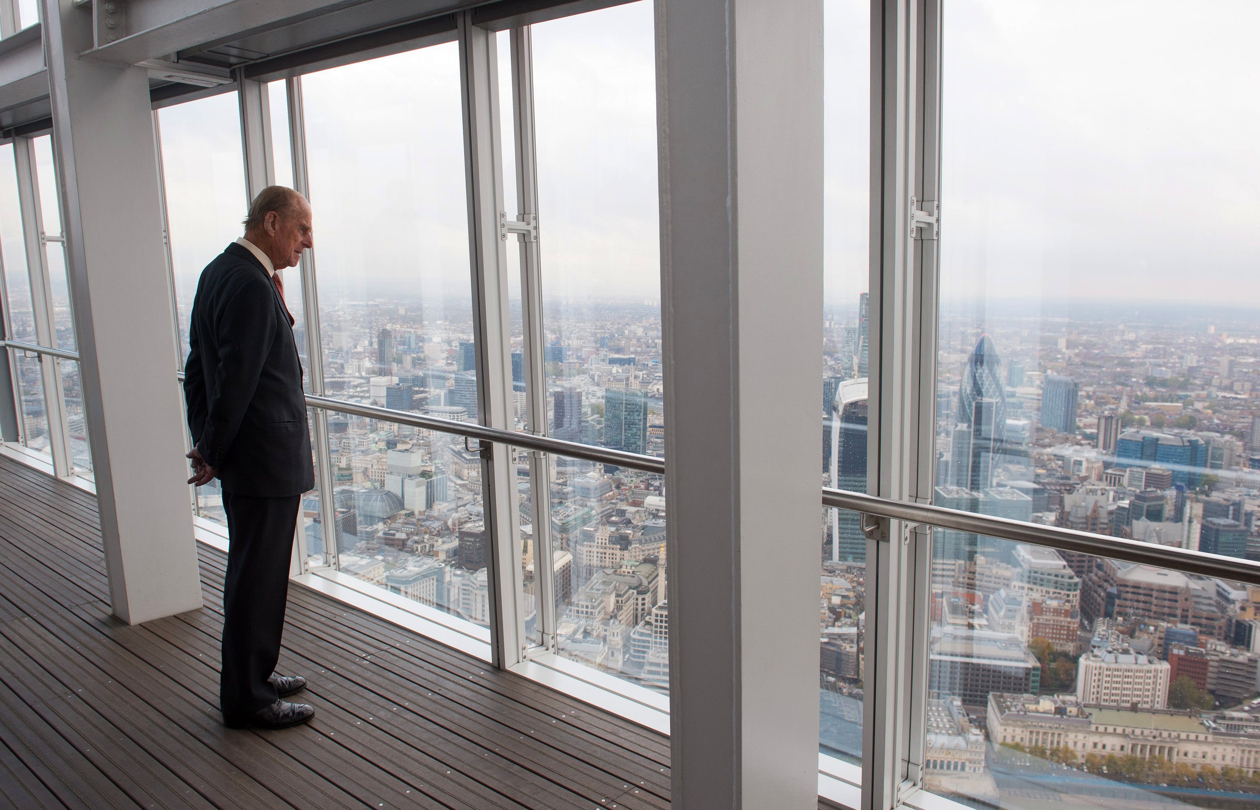 Принц Филип се наслаждава на гледката към Лондон от небостъргача ”Шард”