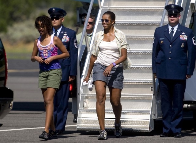 Мишел Обама слиза по шорти от Еър форс 1, август 2009
