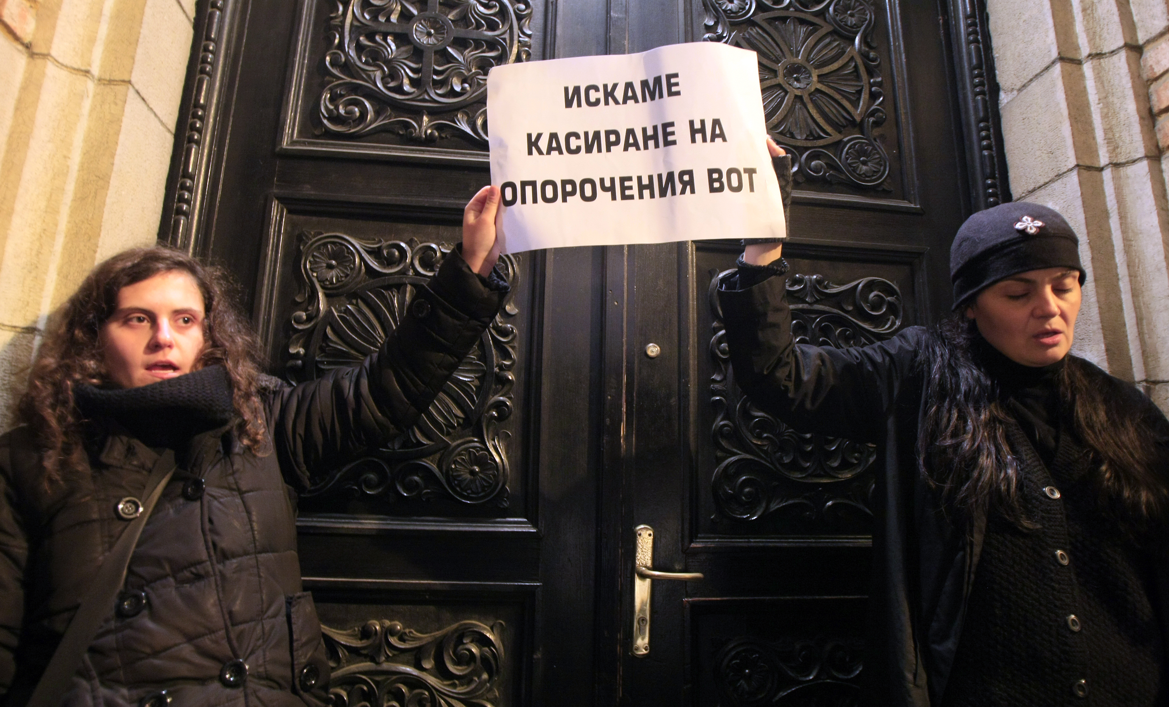 Много миряни дойдоха на протеста с искане за касиране на вота от миналата седмица