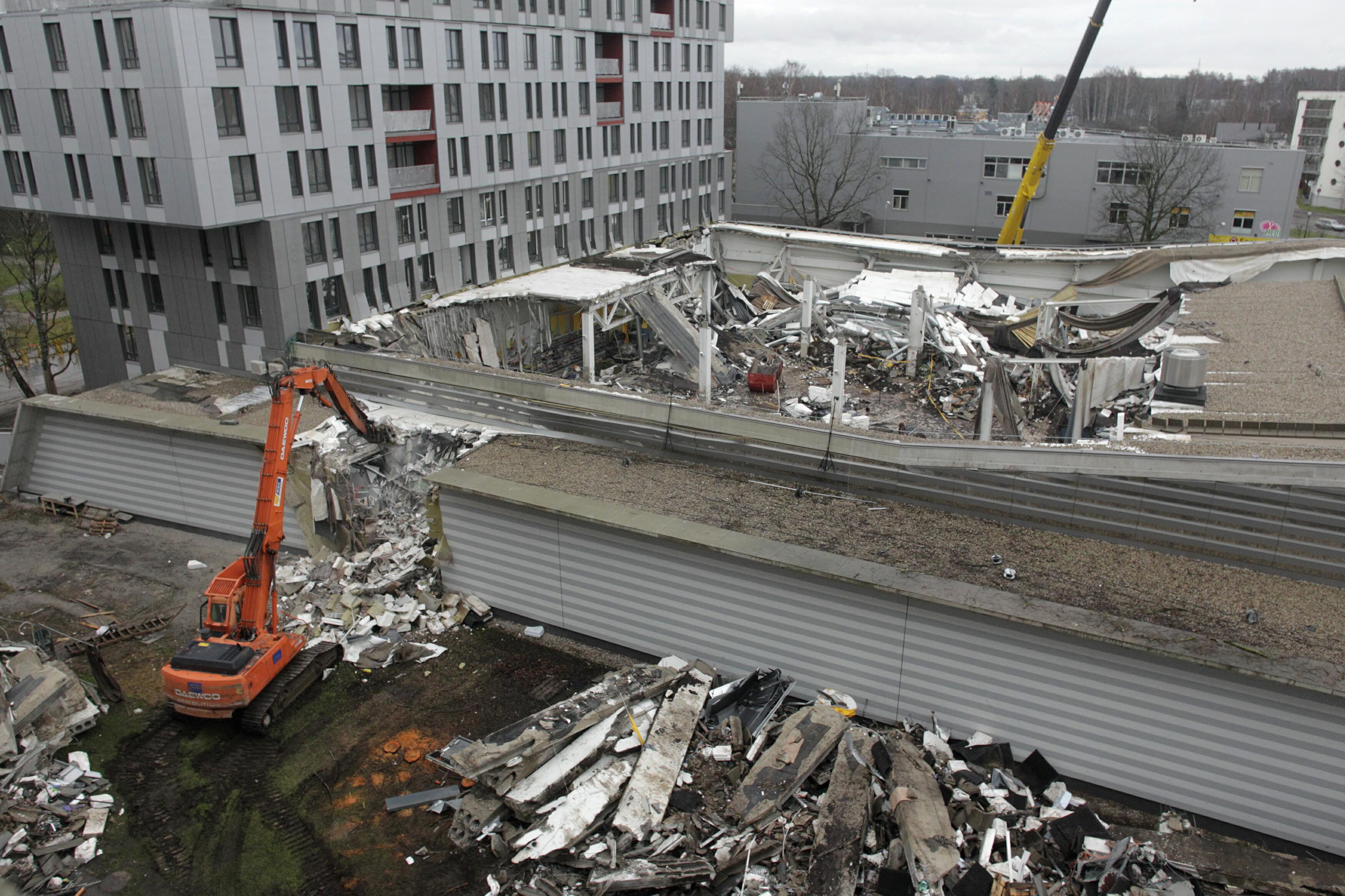 Супермаркетът, убил 54 души в Рига, ще бъде сринат до основи