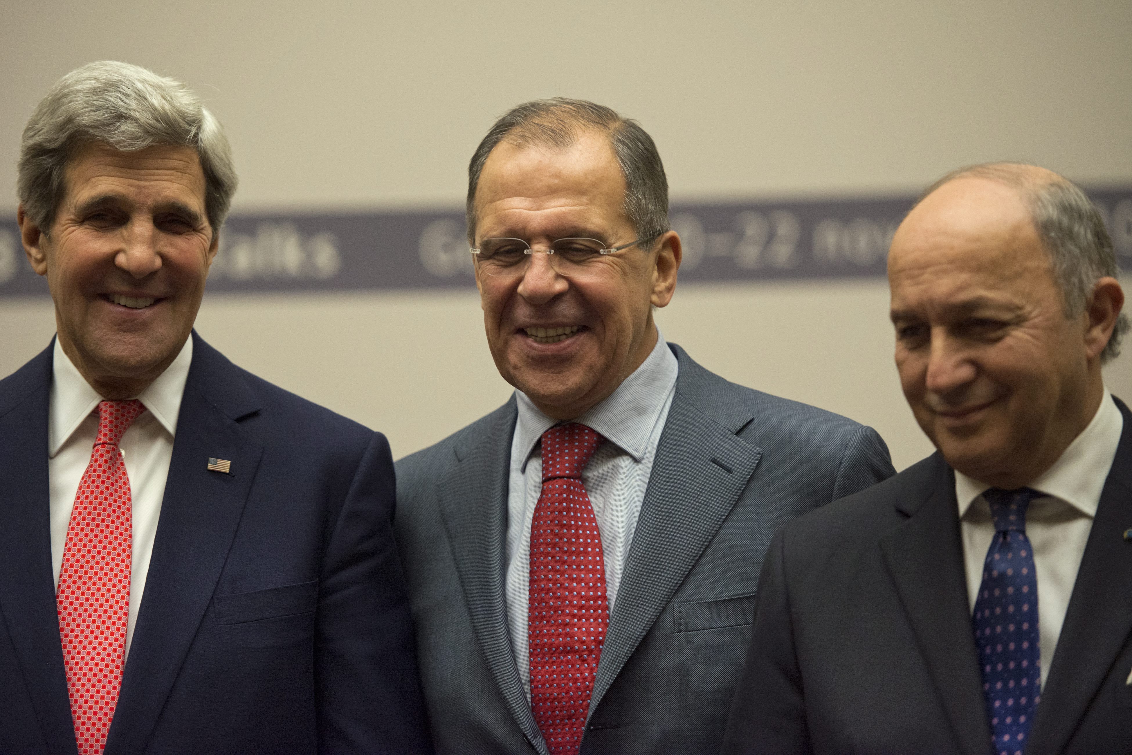 Държавният секретар на САЩ Джон Кери, външният министър на Русия Сергей Лавров, и френският външен министър Лоран Фабиюс