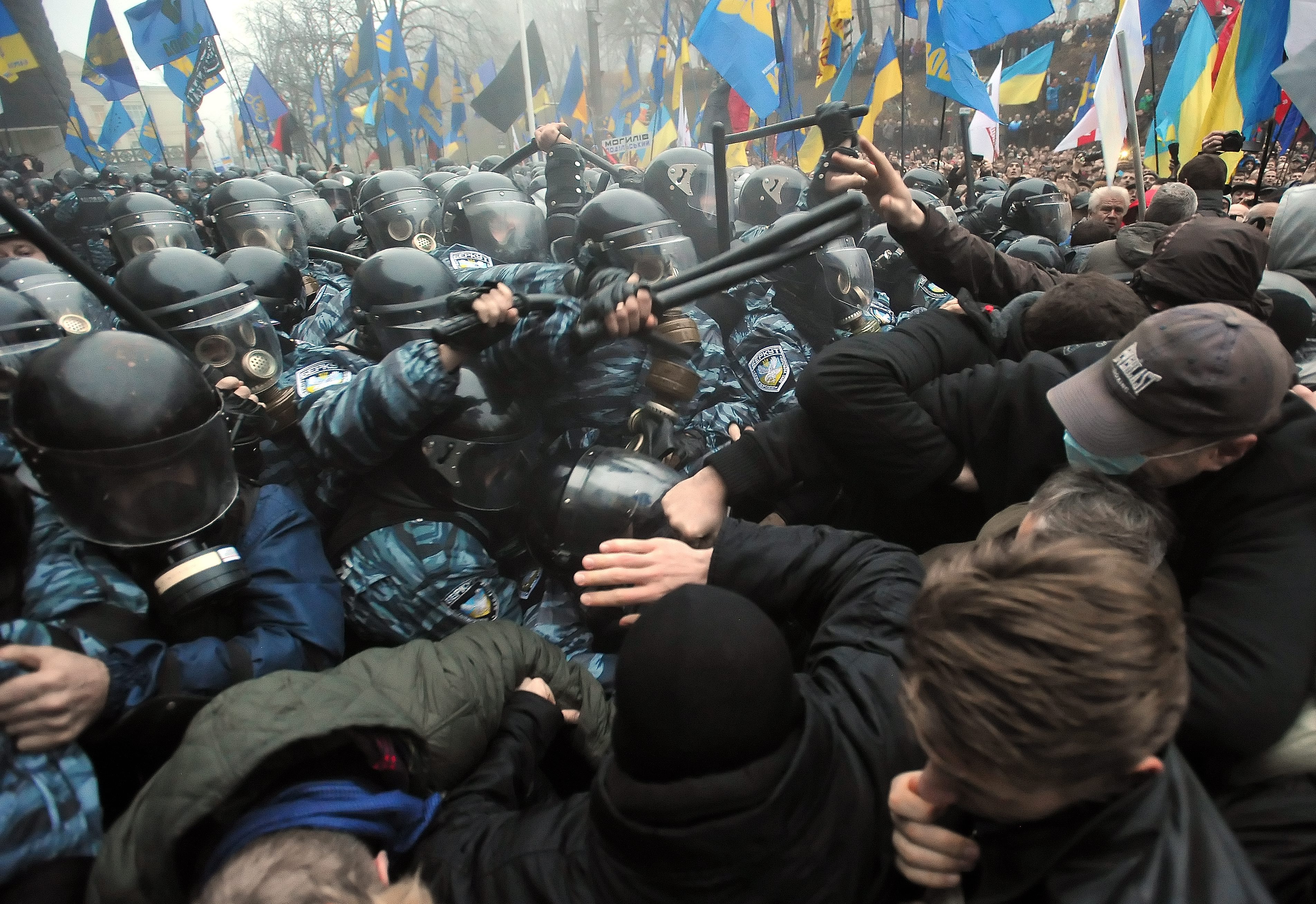 Щурм срещу властта в Киев заради отказа от ЕС (обновена)