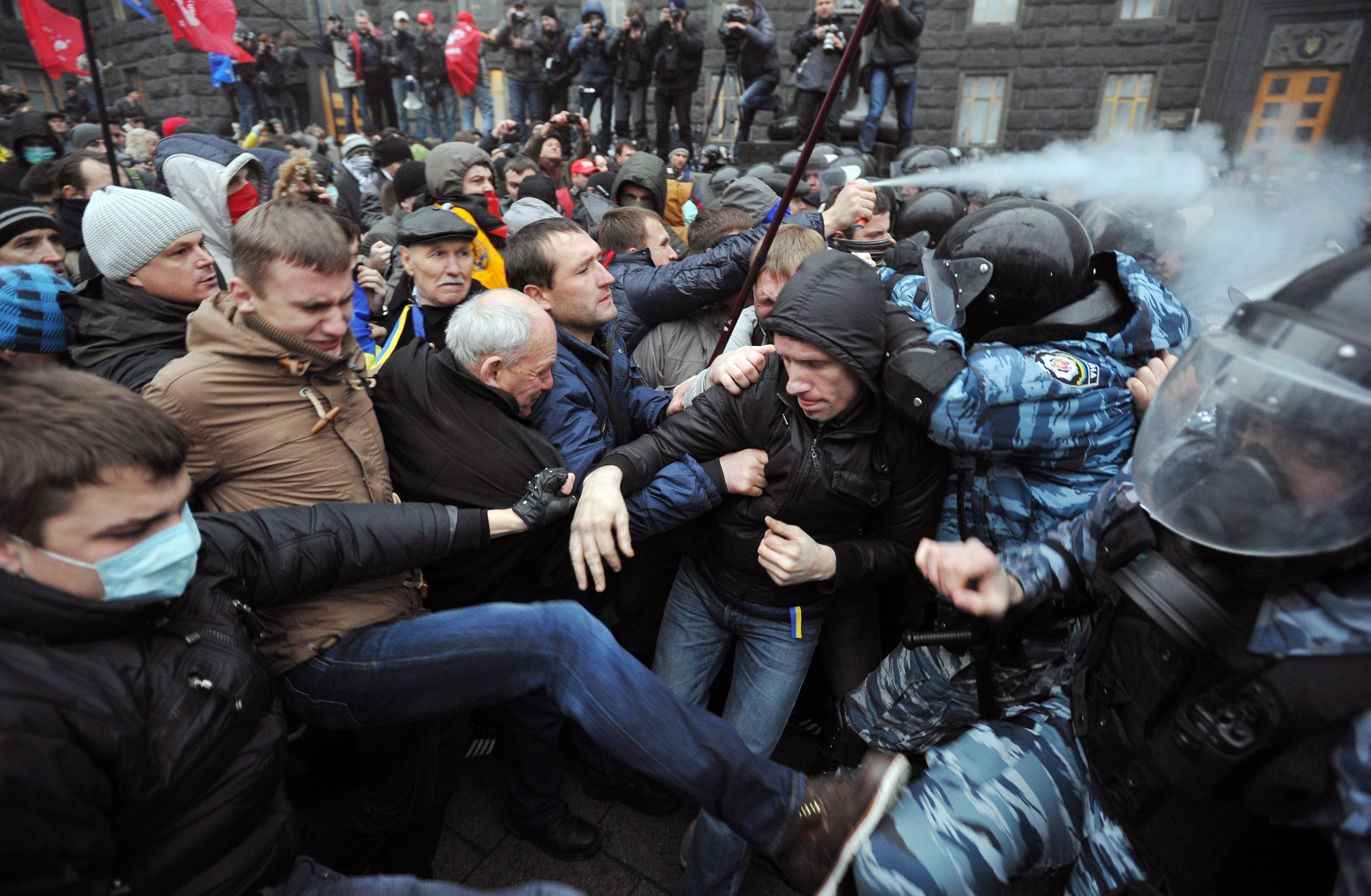 Протестиращи се борят с полицаите при многохилядната демонстрация в неделя