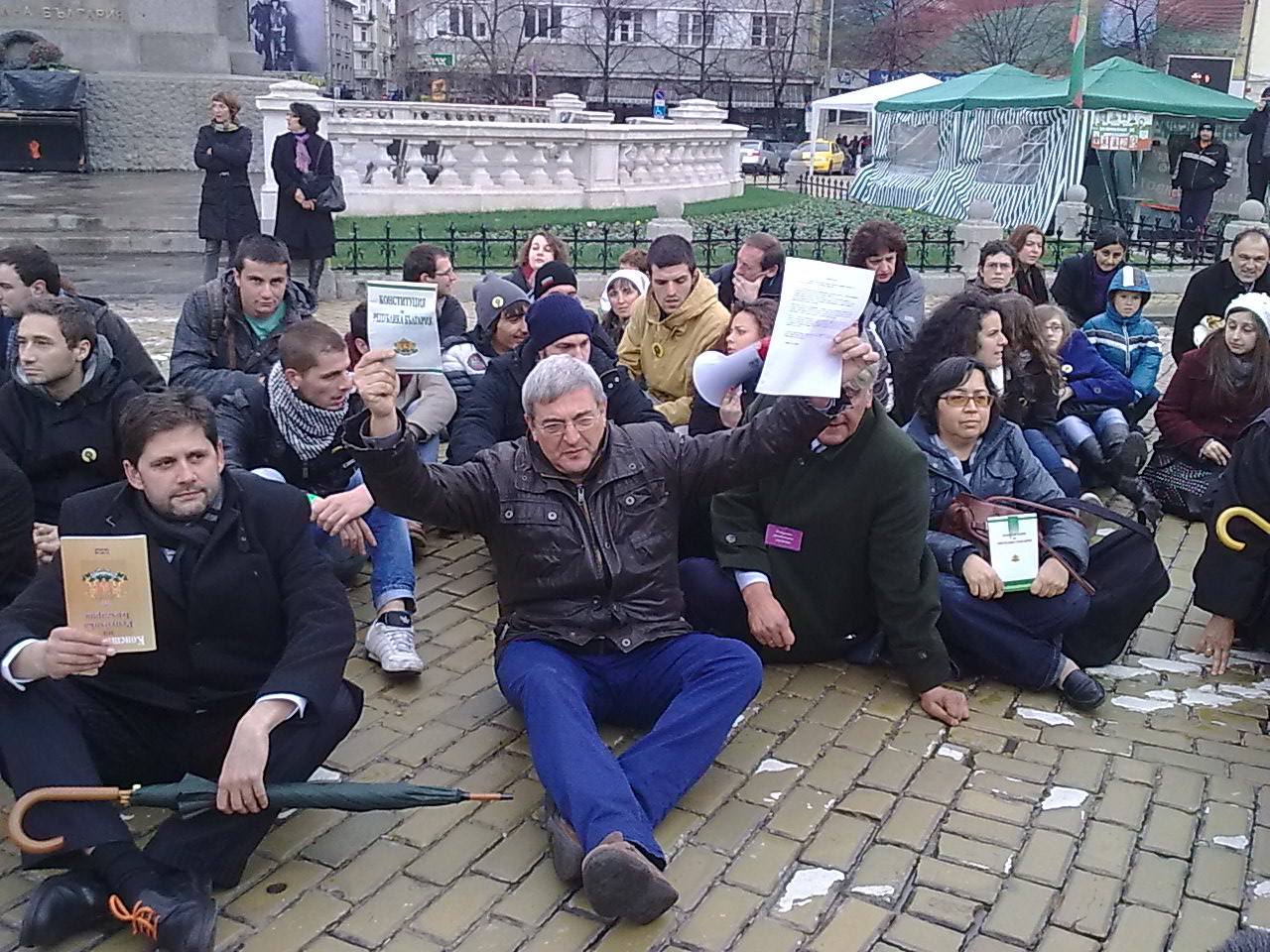 Университетски преподаватели протестираха с Конституцията в ръце срещу масираното полицейско присъствие в София