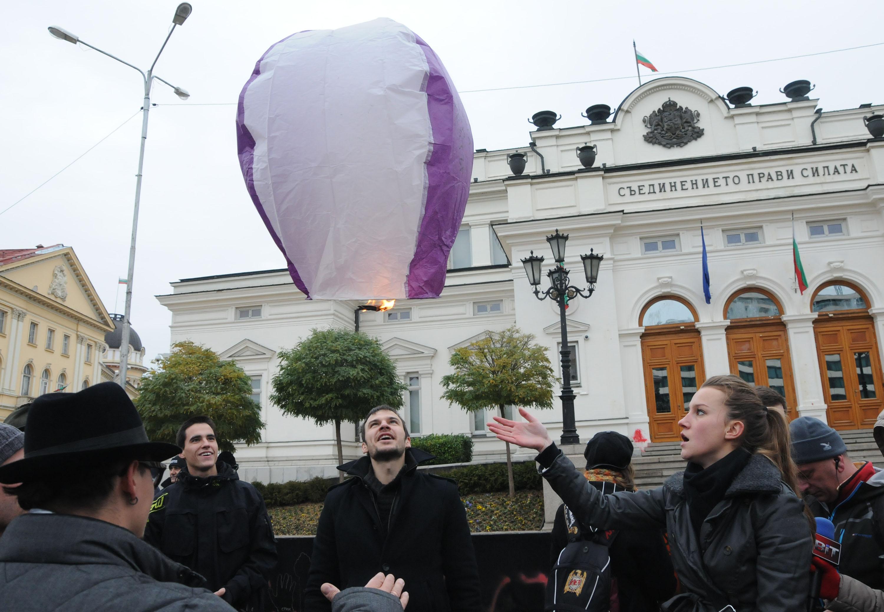 Ивайло Захариев пуска хартиени фенери пред парламента