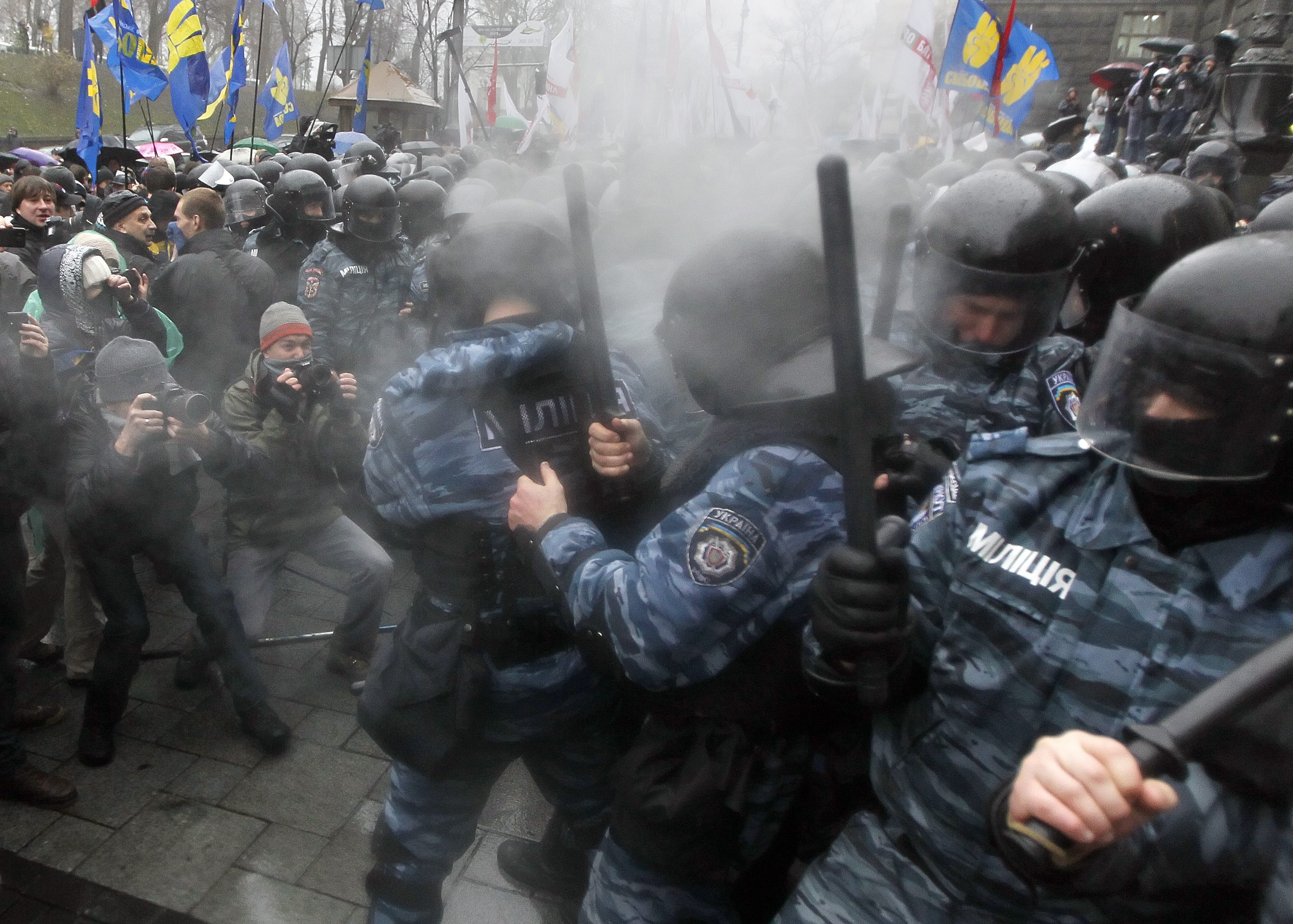 Полицията използва гумени палки и сълзотворен газ на протеста в Украйна