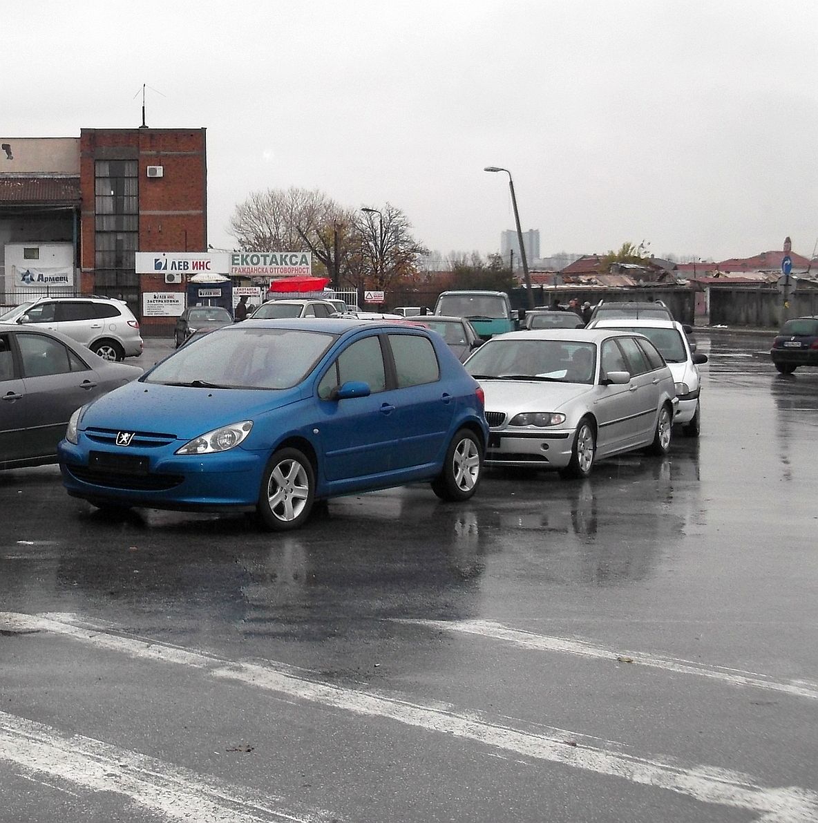Километрични опашки се вият пред КАТ- Пловдив заради пререгистрацията на колите