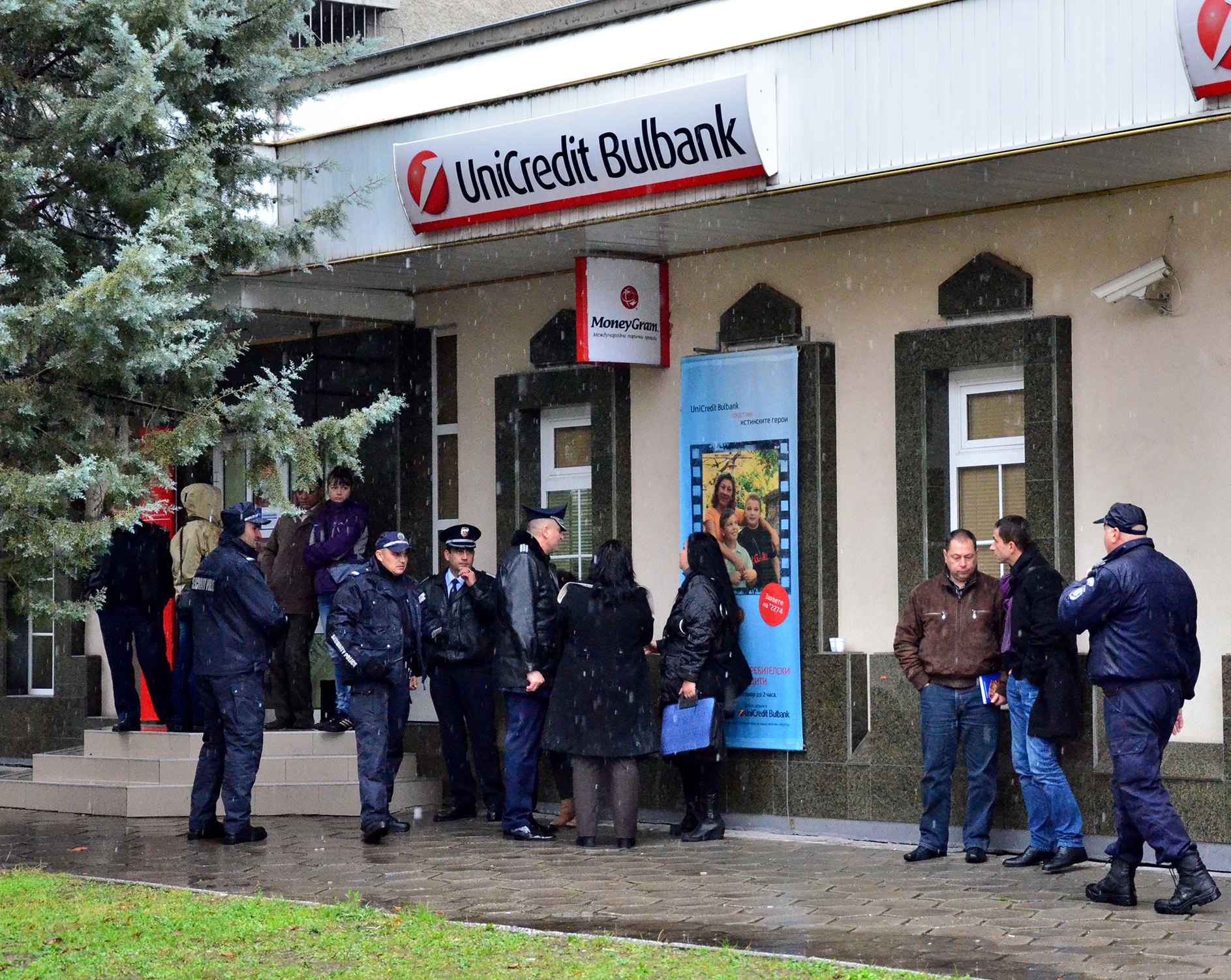 Търсят трима за банковия обир в Кърджали, крадците оставили следи