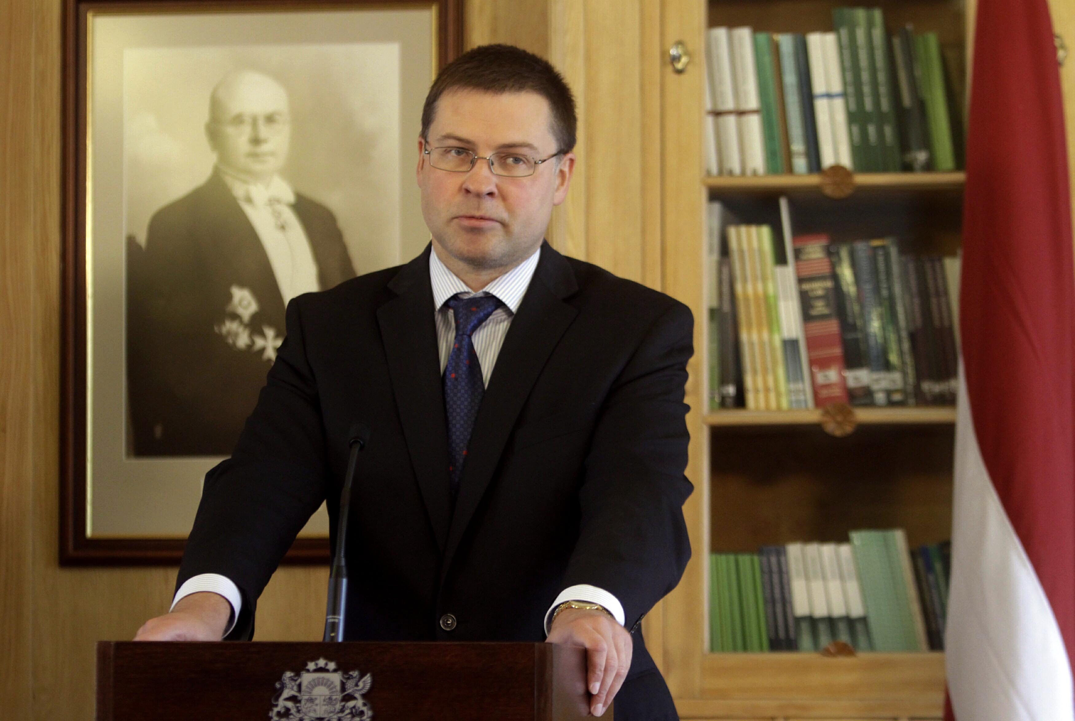 Латвийският премиер Валдис Домбровскис подаде оставка