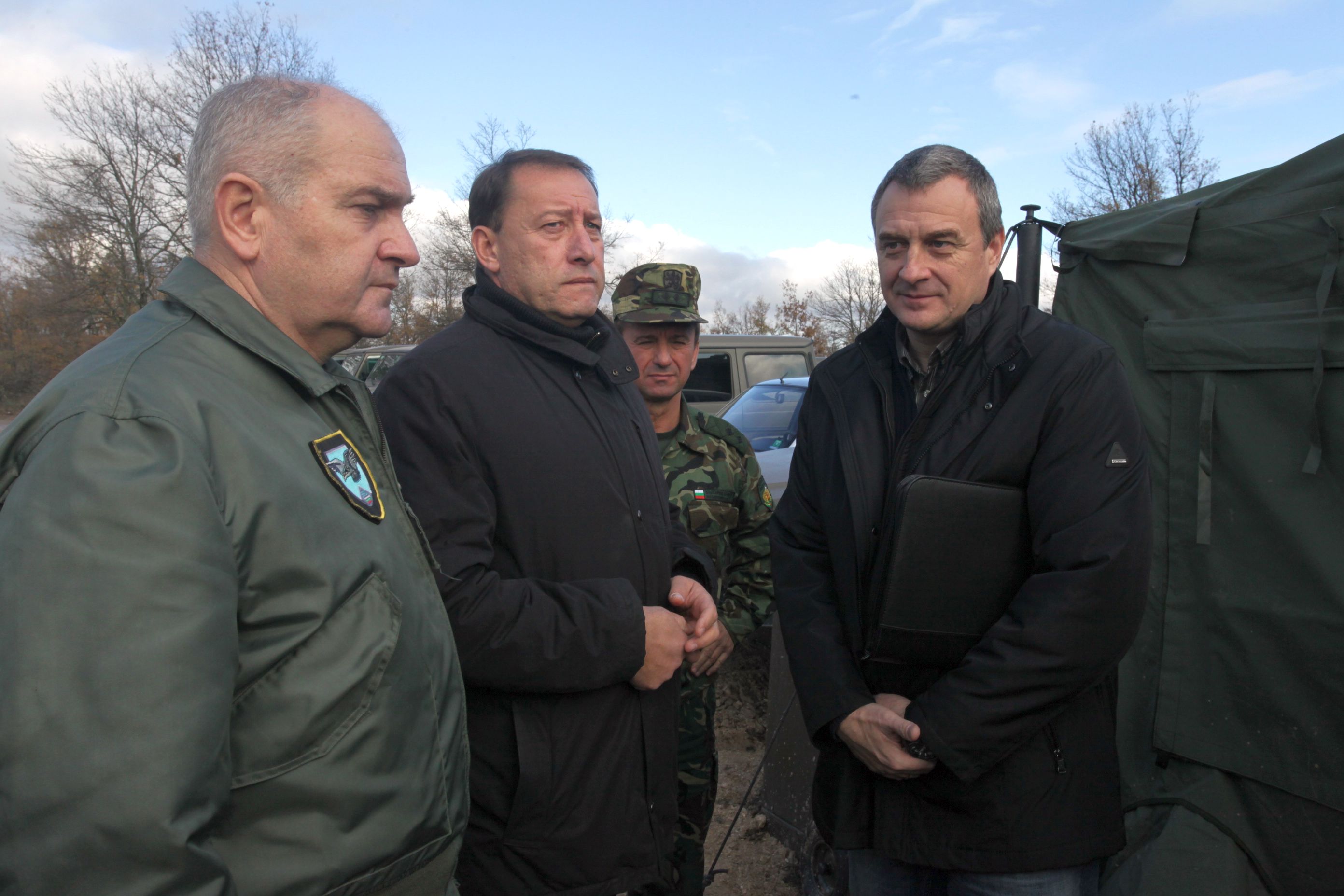 Цветлин Йовчев заедно с министъра на отбраната Ангел Найденов и началника на отбраната генерал Симеон Симеонов