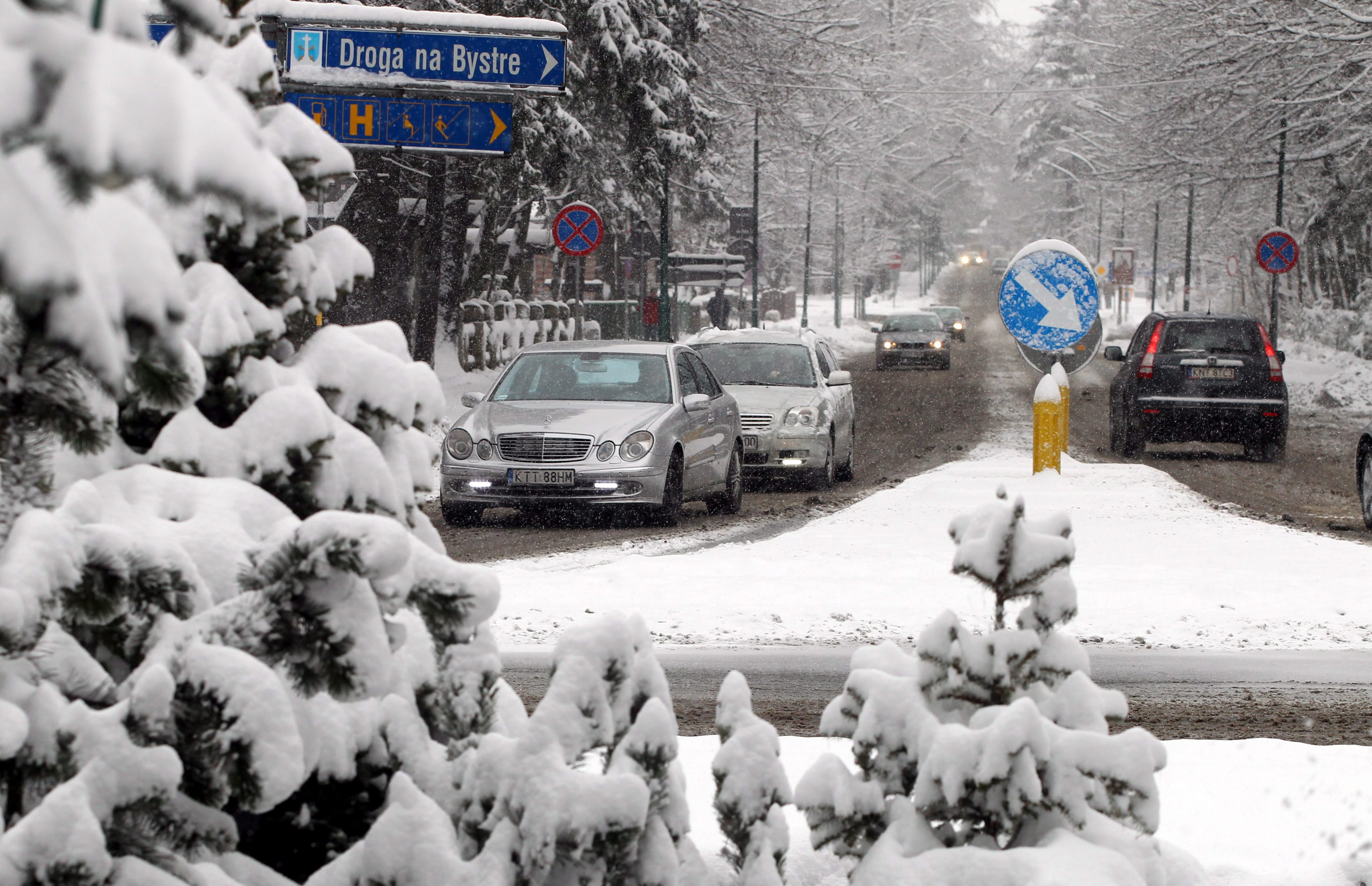 Сняг, дъжд, поледици и виелици в края на седмицата