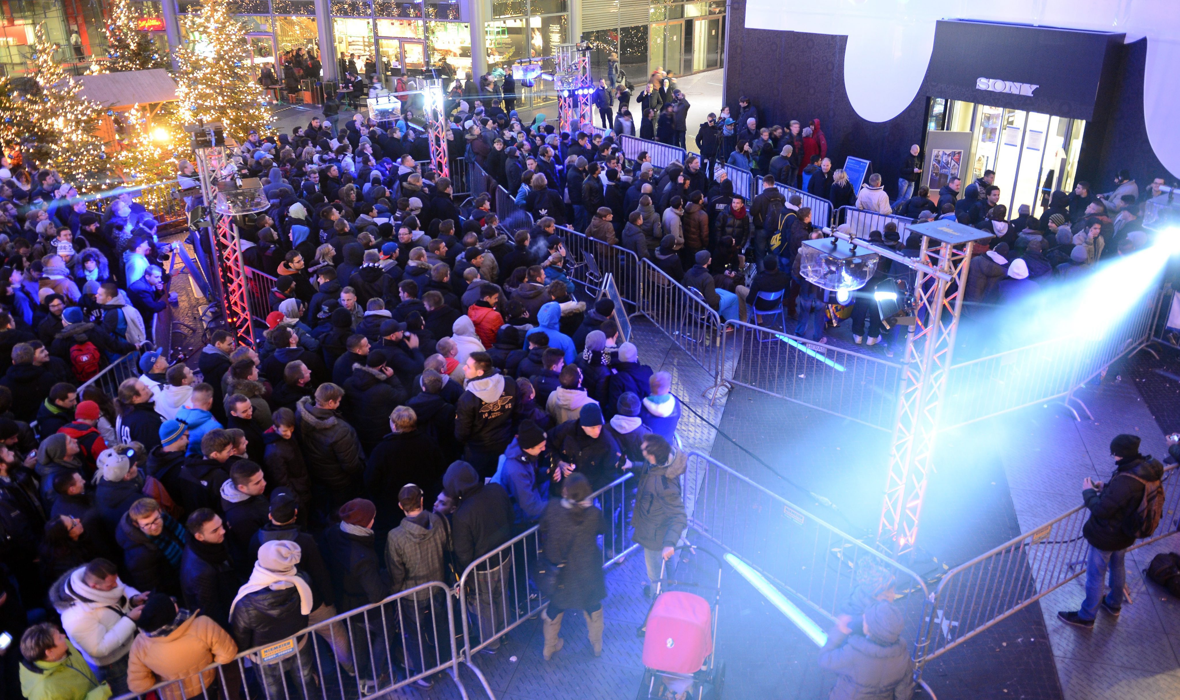 Опашки за PlayStation 4 в Германия