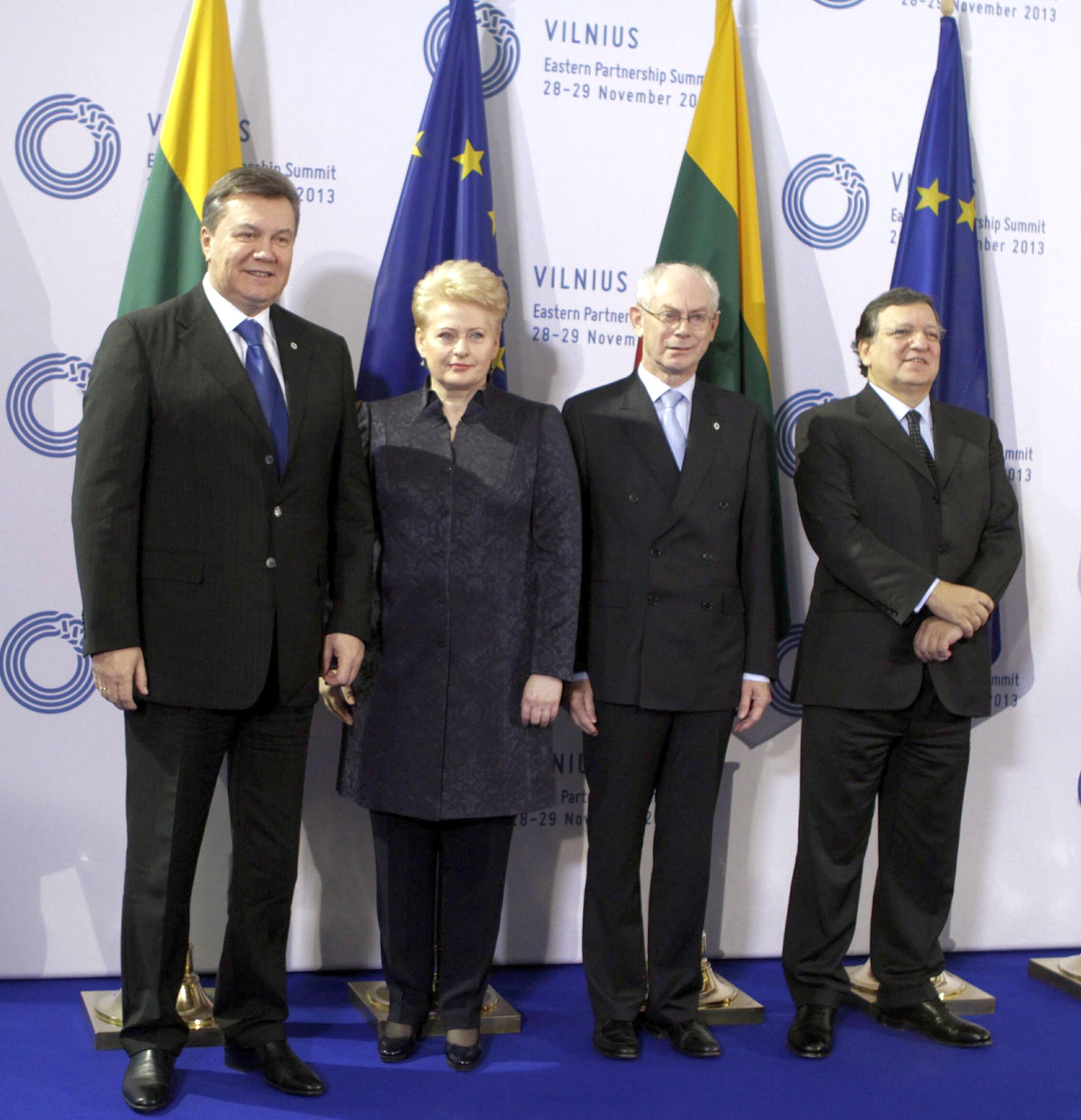 Литовският президент Далия Грибаускайте и украинският президент Виктор Янукович с лидерите на ЕС