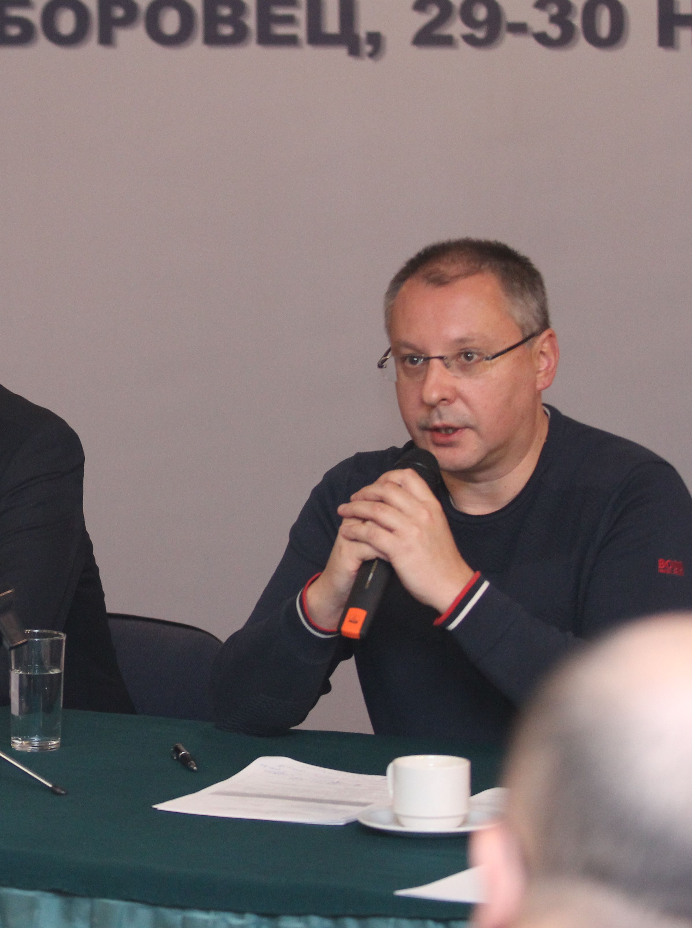 Станишев: Всеки ден в ръцете на министрите гърмят бомбите на ГЕРБ