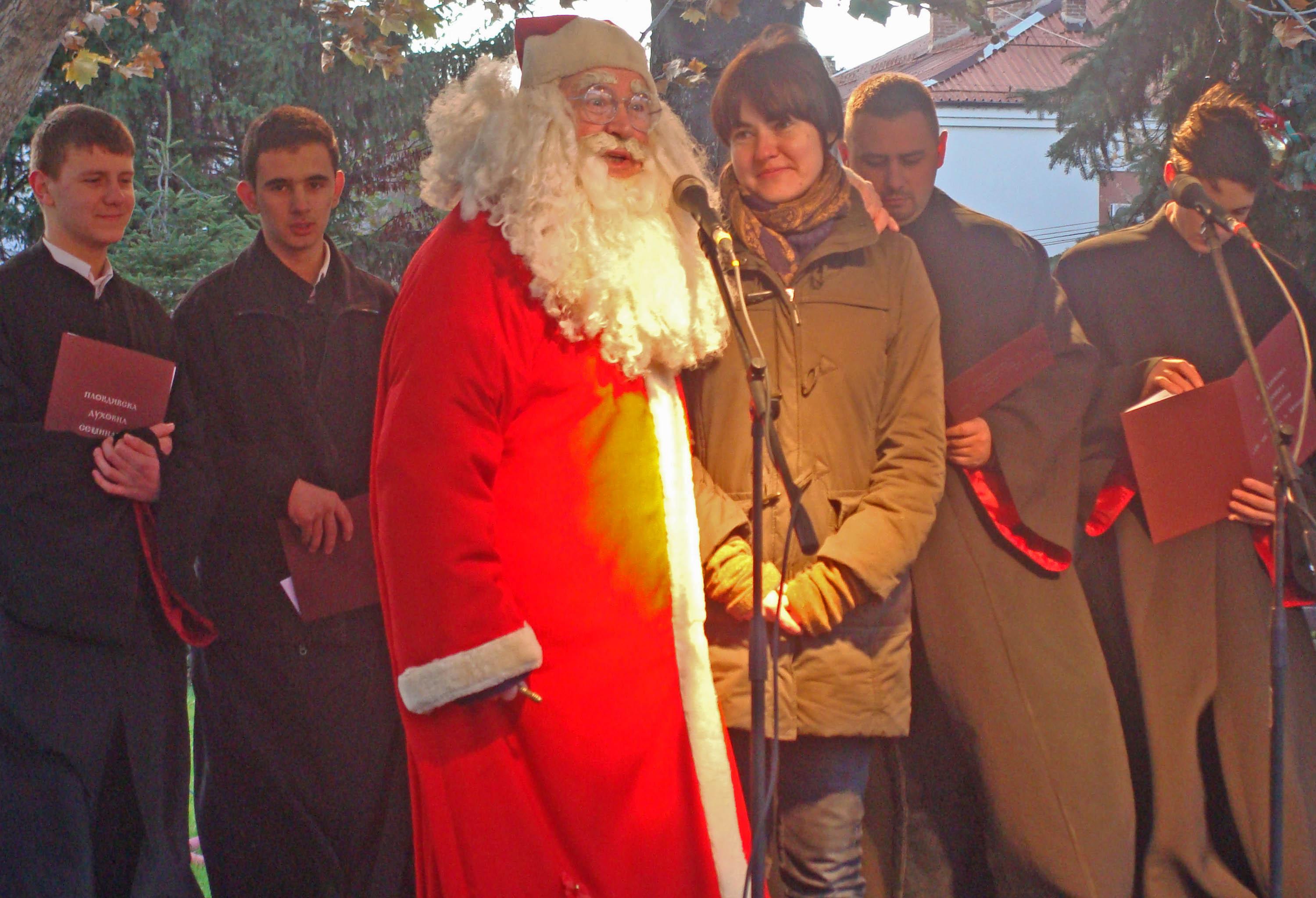 Дядо Коледа откри празничен базар в Пловдив