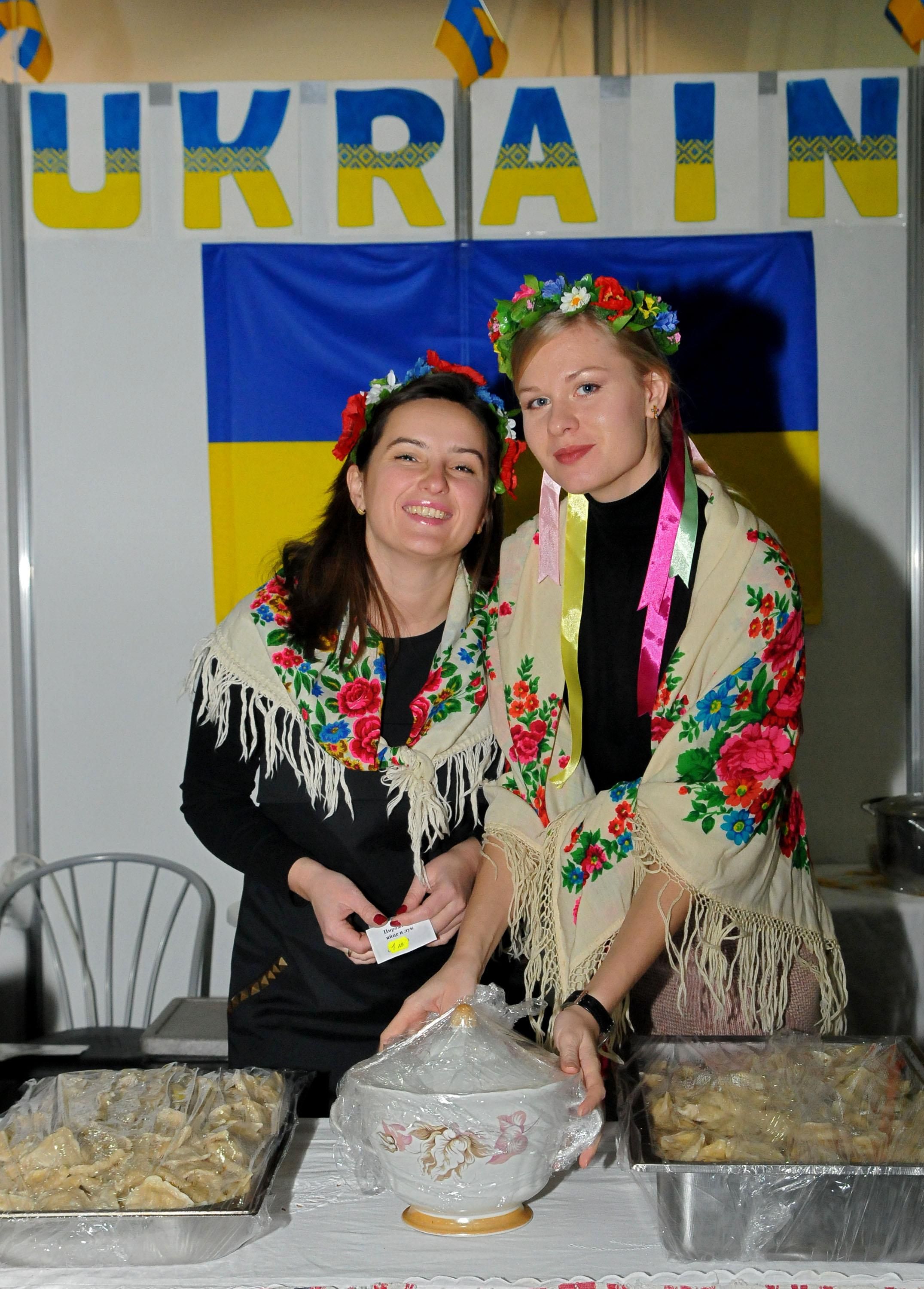 Украинки предлагат лакомства на щанда си