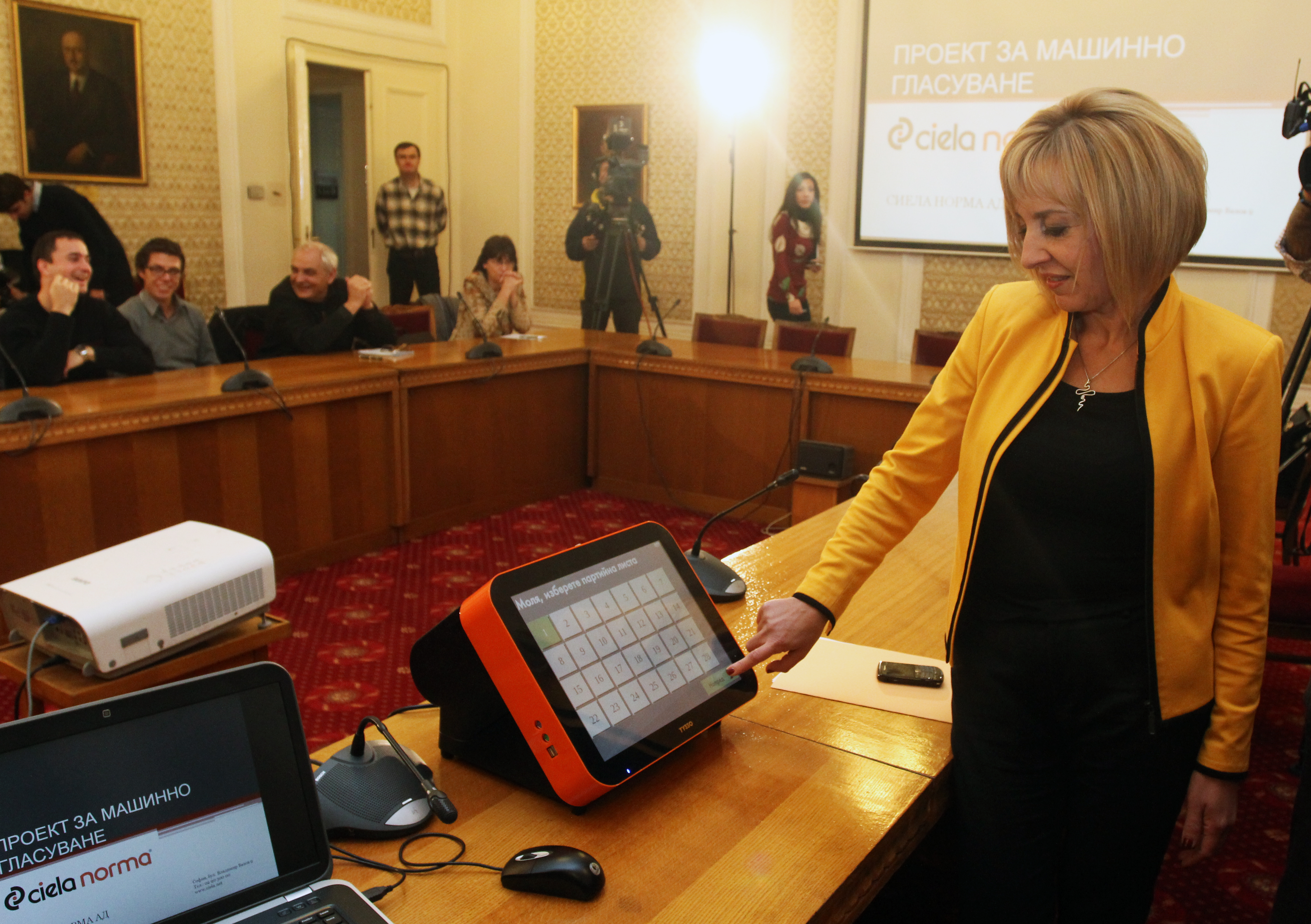 Мая Манолова показа как се гласува с машина