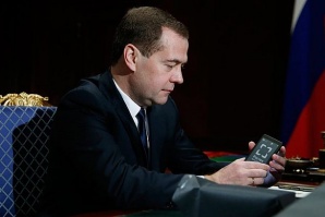 Подариха на Медведев първия руски смартфон