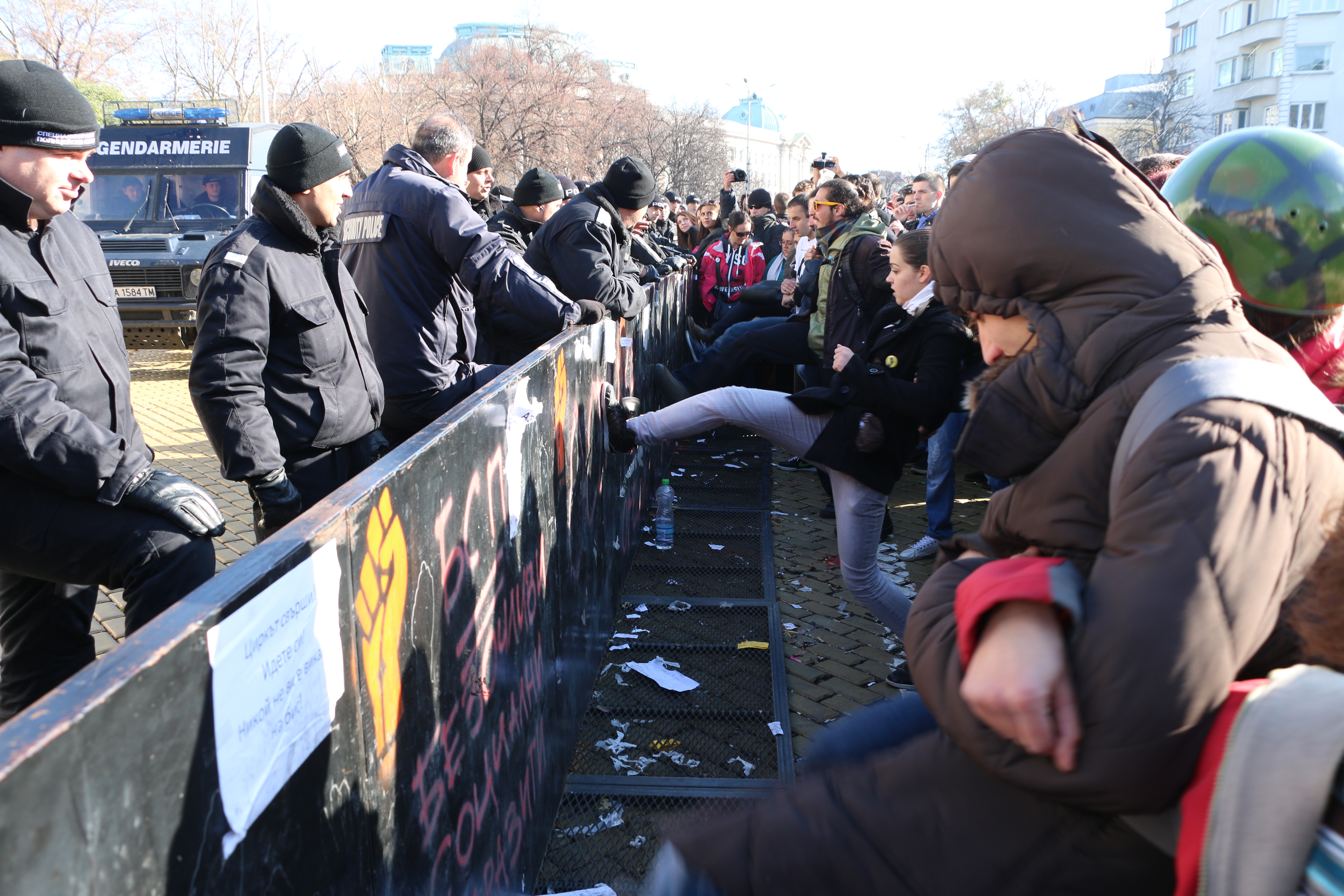 Ранобудните студенти ритат огражденията пред парламента