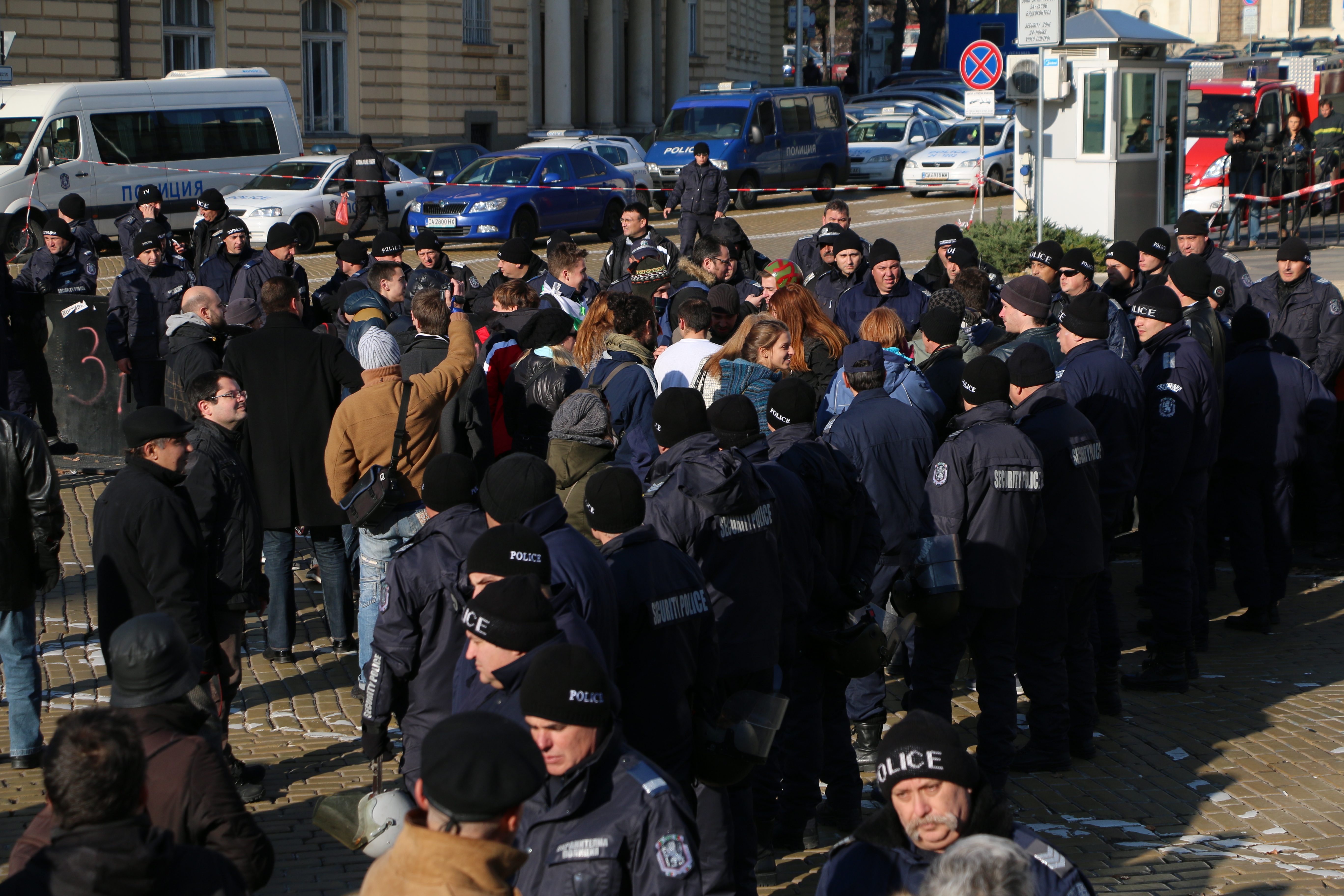 Полиция и протестиращи на площада пред парламента