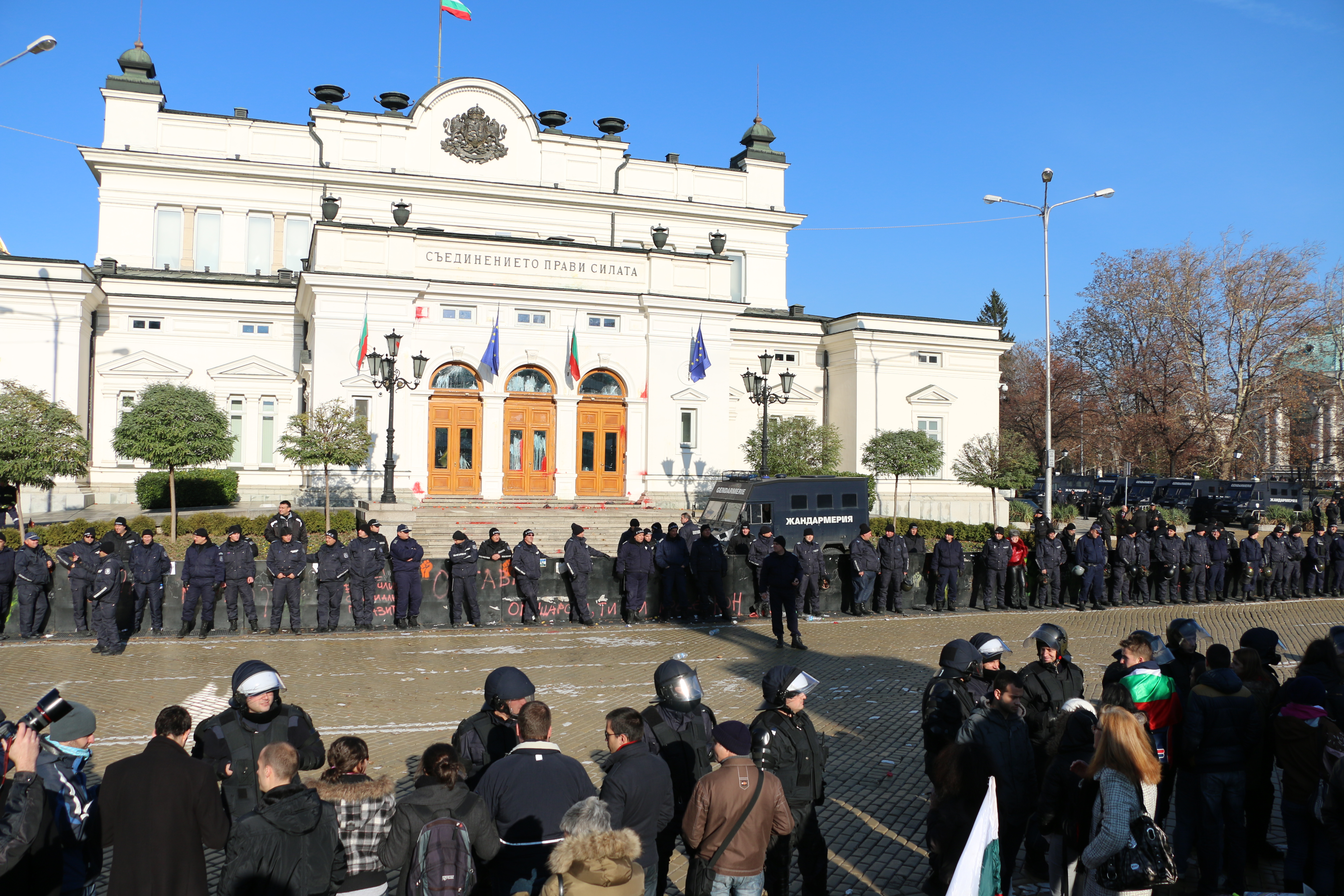 Полицията охранява Народното събрание