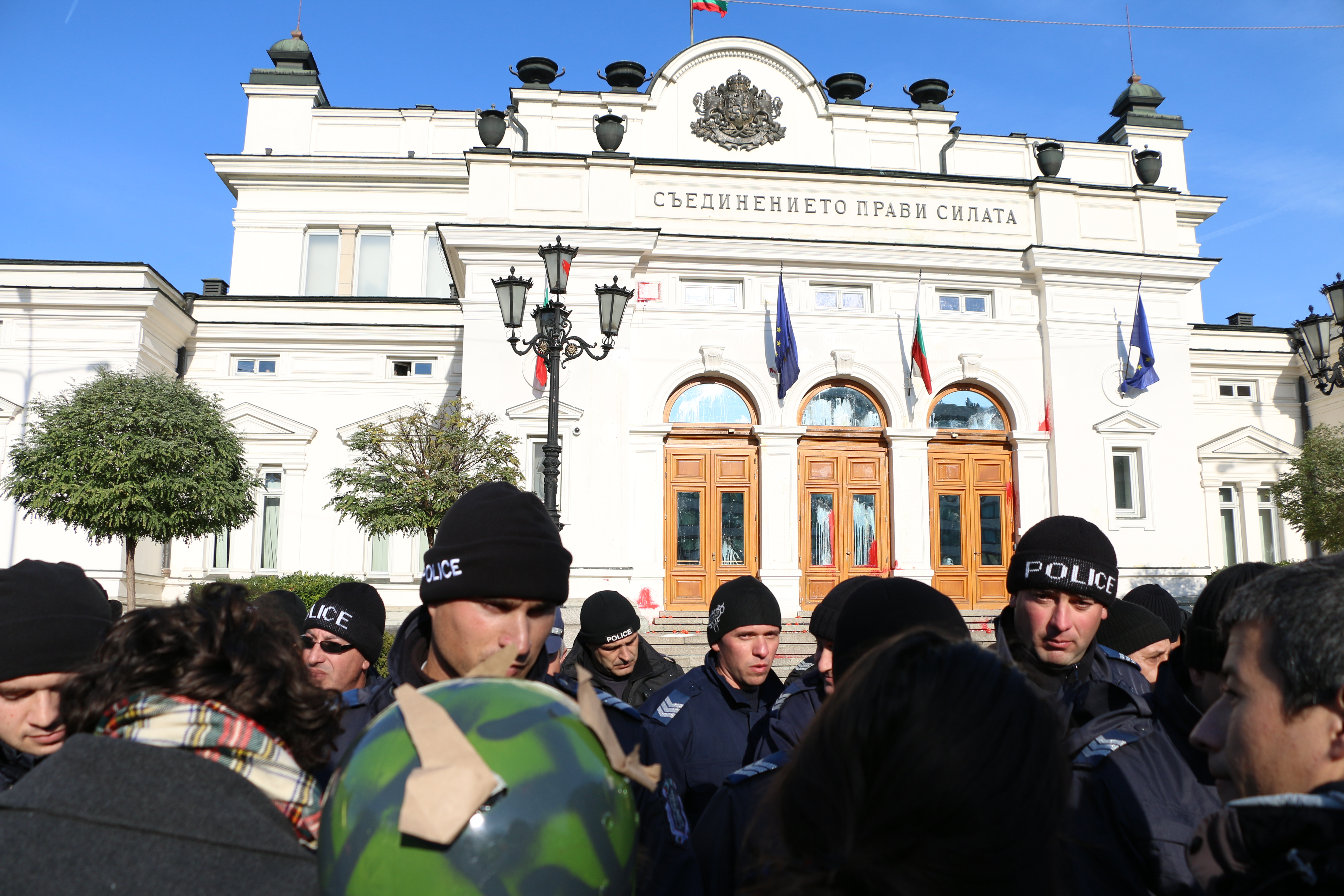 Полицаи пазят пред парламента, по който бяха хвърляни домети и балони с боя