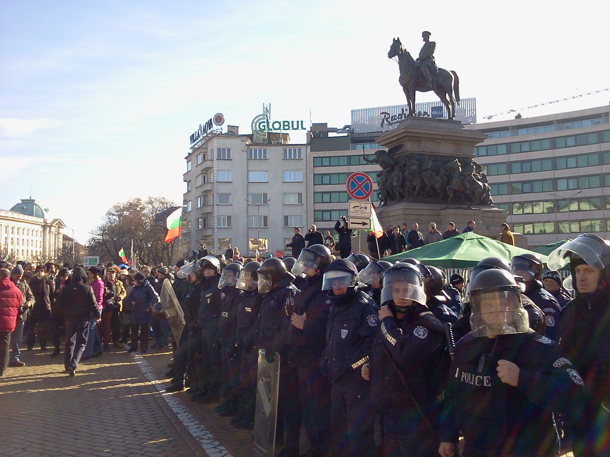 Полицията успя да направи кордон на площада