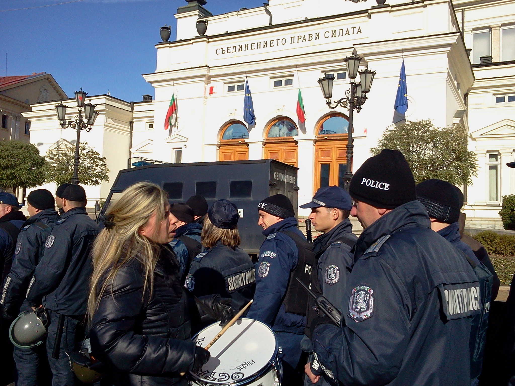 Протестиращи и полицаи пред парламента