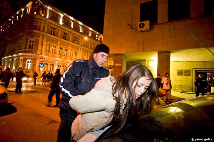Двама студенти задържани след хвърляне на домати по МВР (снимки)