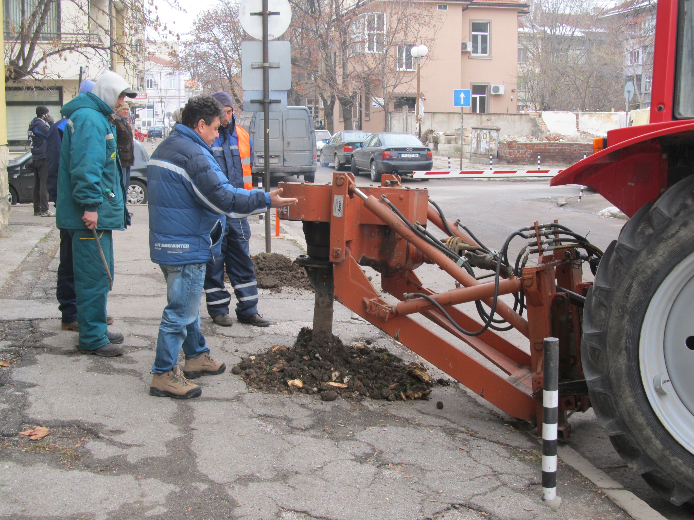 За засаждането на дърветата се използва специализирана машина свредел