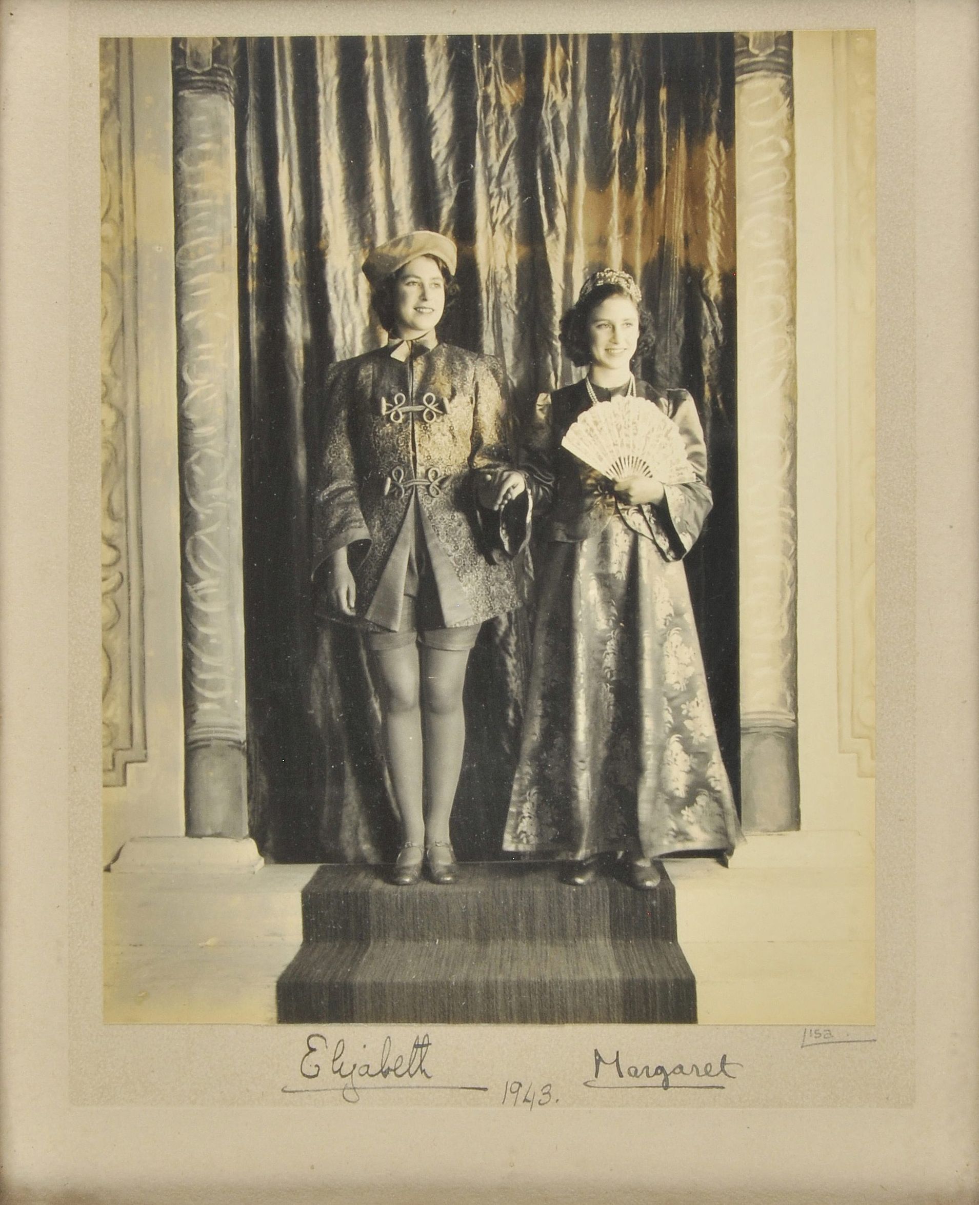 Принцесите Елизабет и Маргарет в пиесата ”Аладин”, 1943