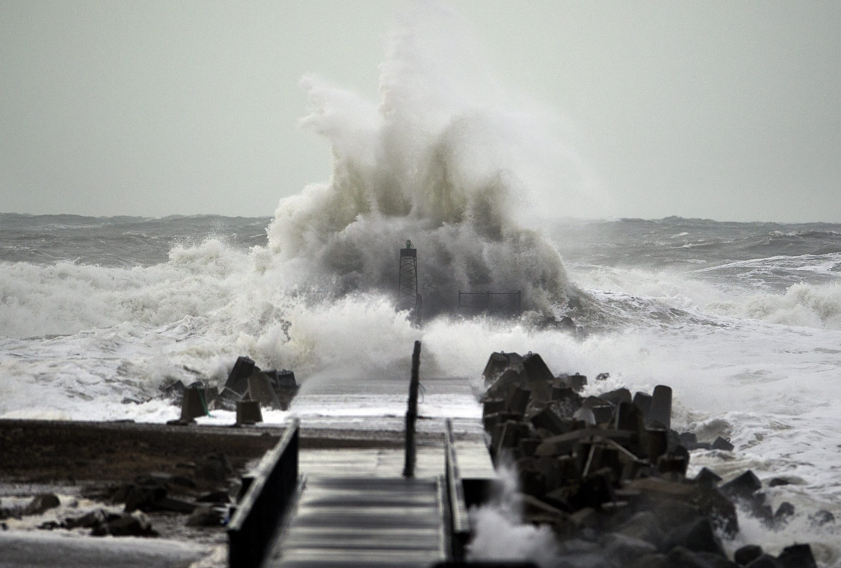 Storm arctic. Японское море шторм. Шторм и человек. Штормит человека. Шторм в японском.море safe.