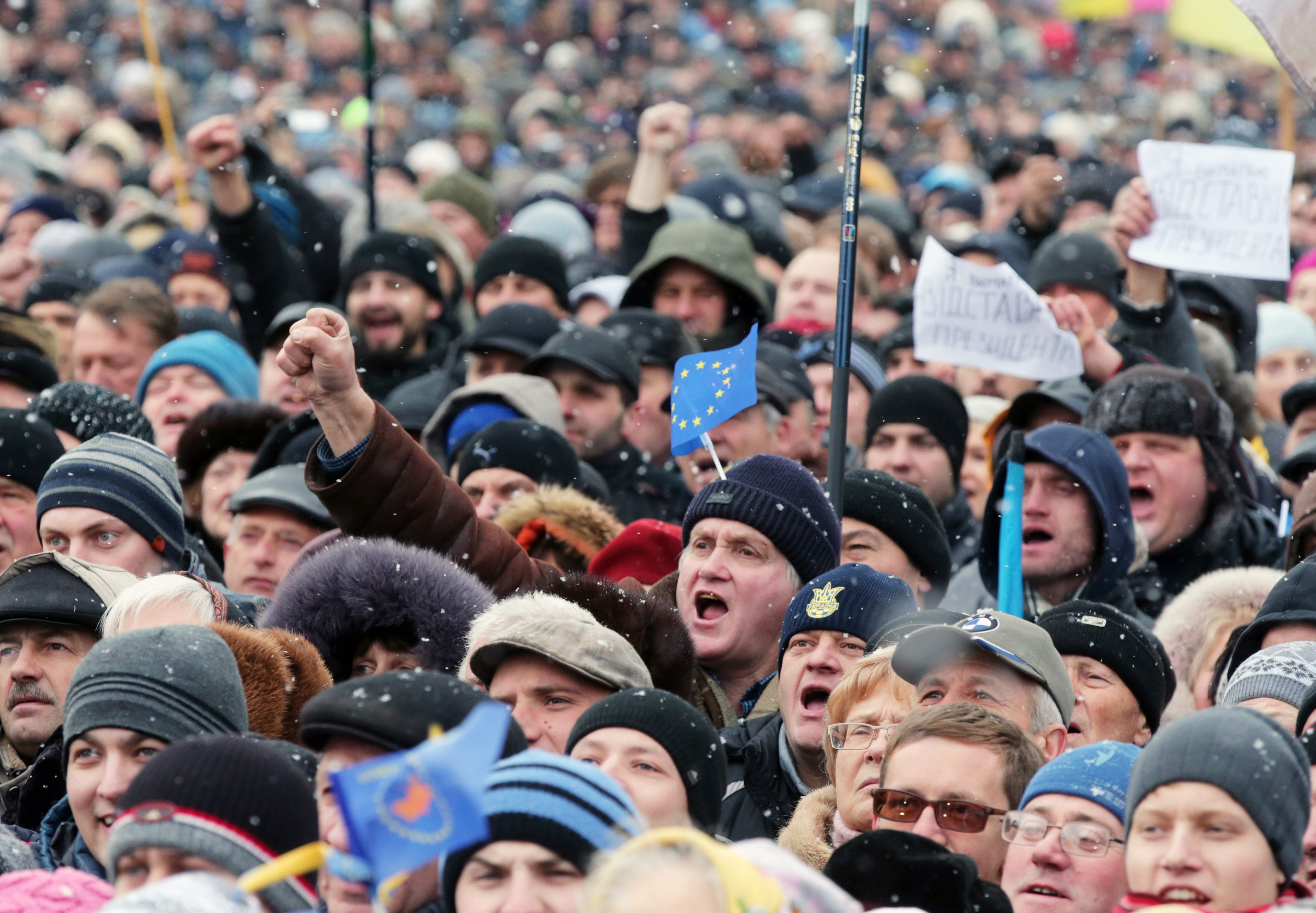 Хора от всякакви възрасти бяха на протеста в Киев на 8 декември
