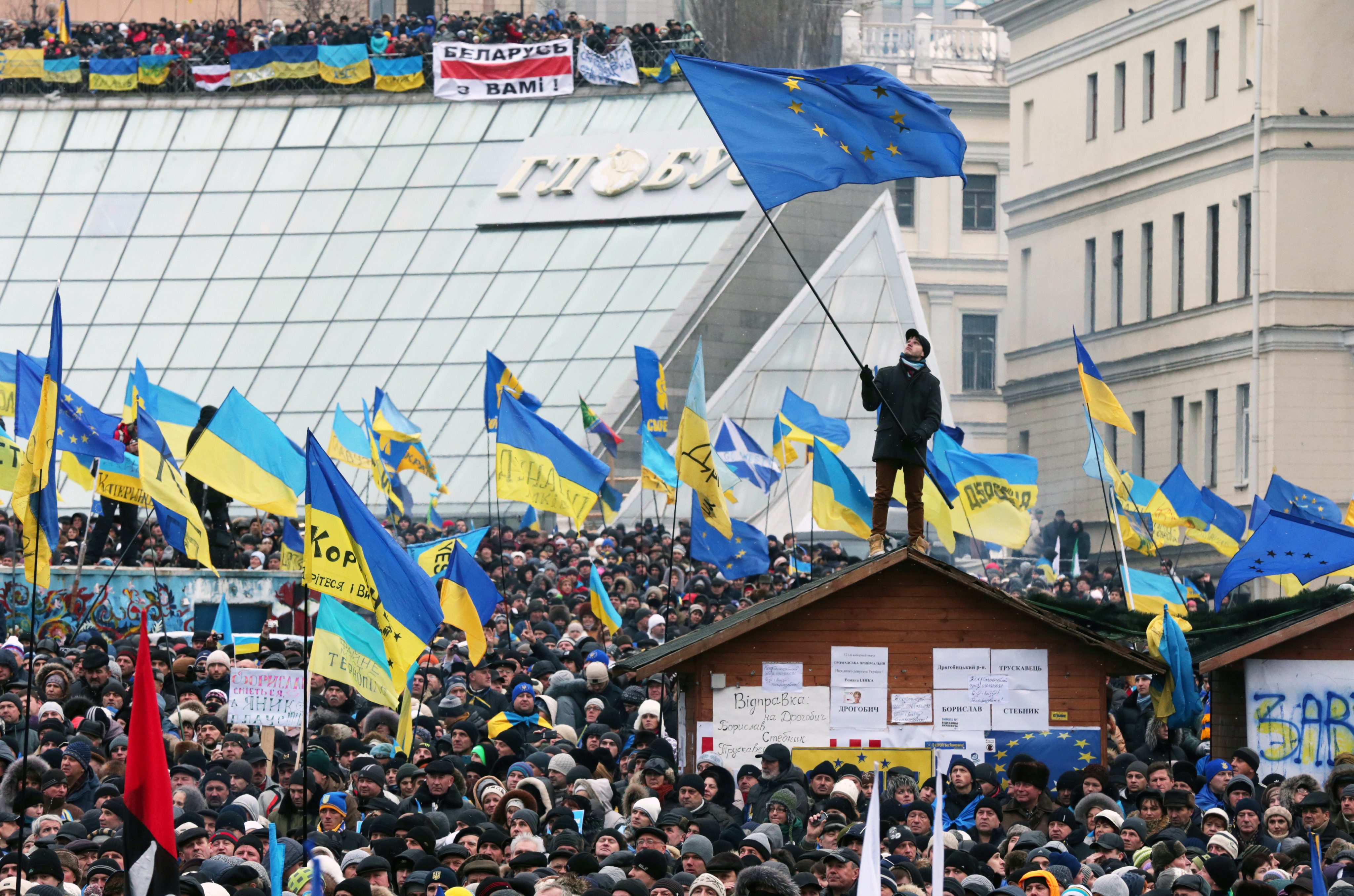 Европейски знамена се веят на протеста в Киев