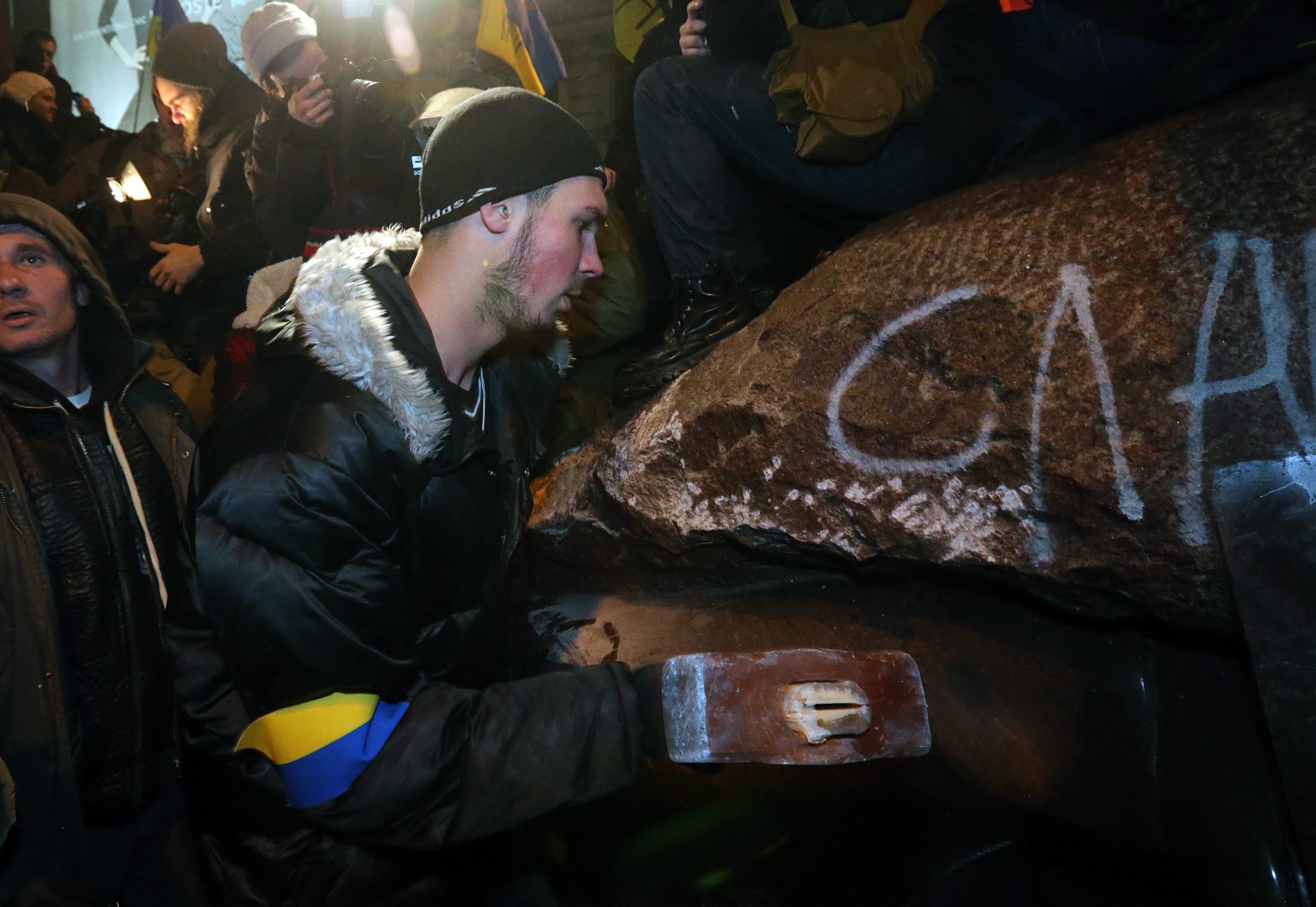 В Киев събориха и разбиваха на парчета паметник на Ленин