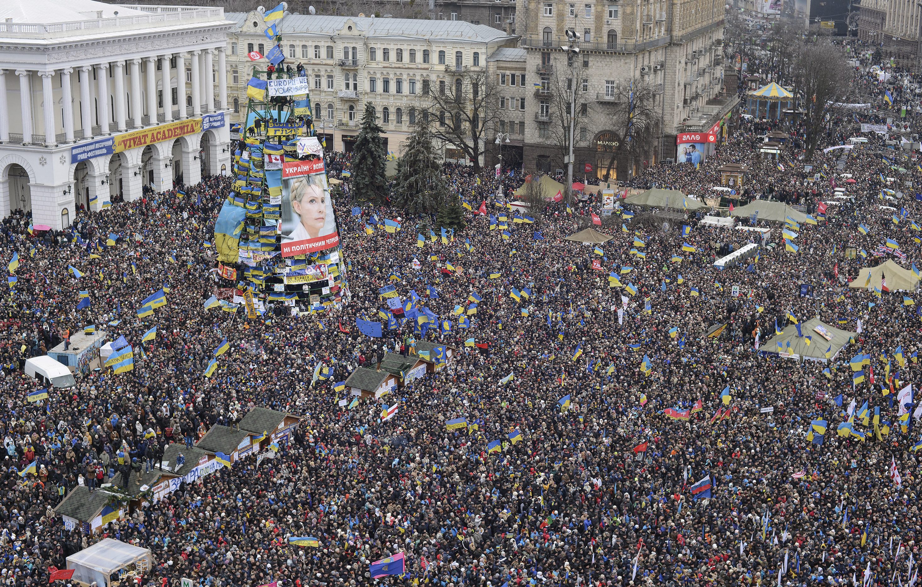 Стотици хиляди се събраха на митинг в Киев