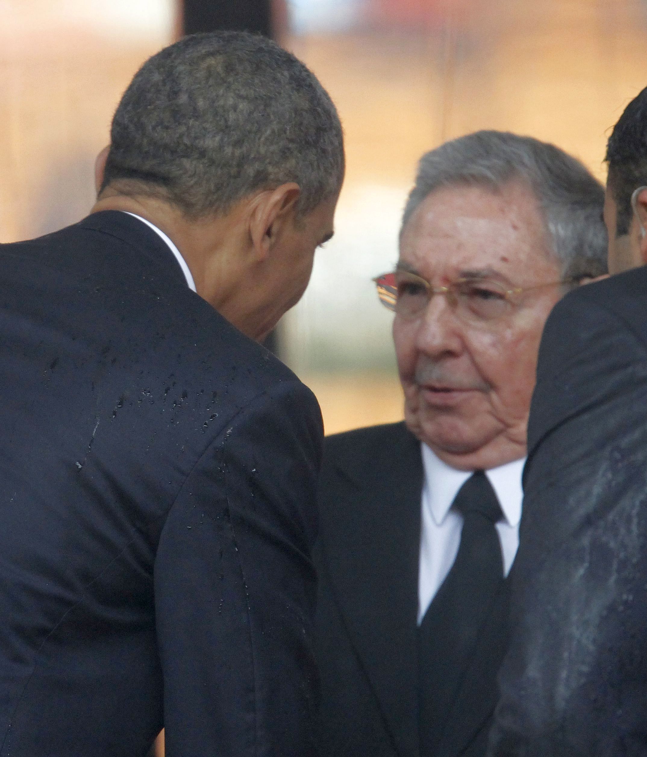 Барак Обама се ръкува с Раул Кастро на 31 дек. 2013 г.