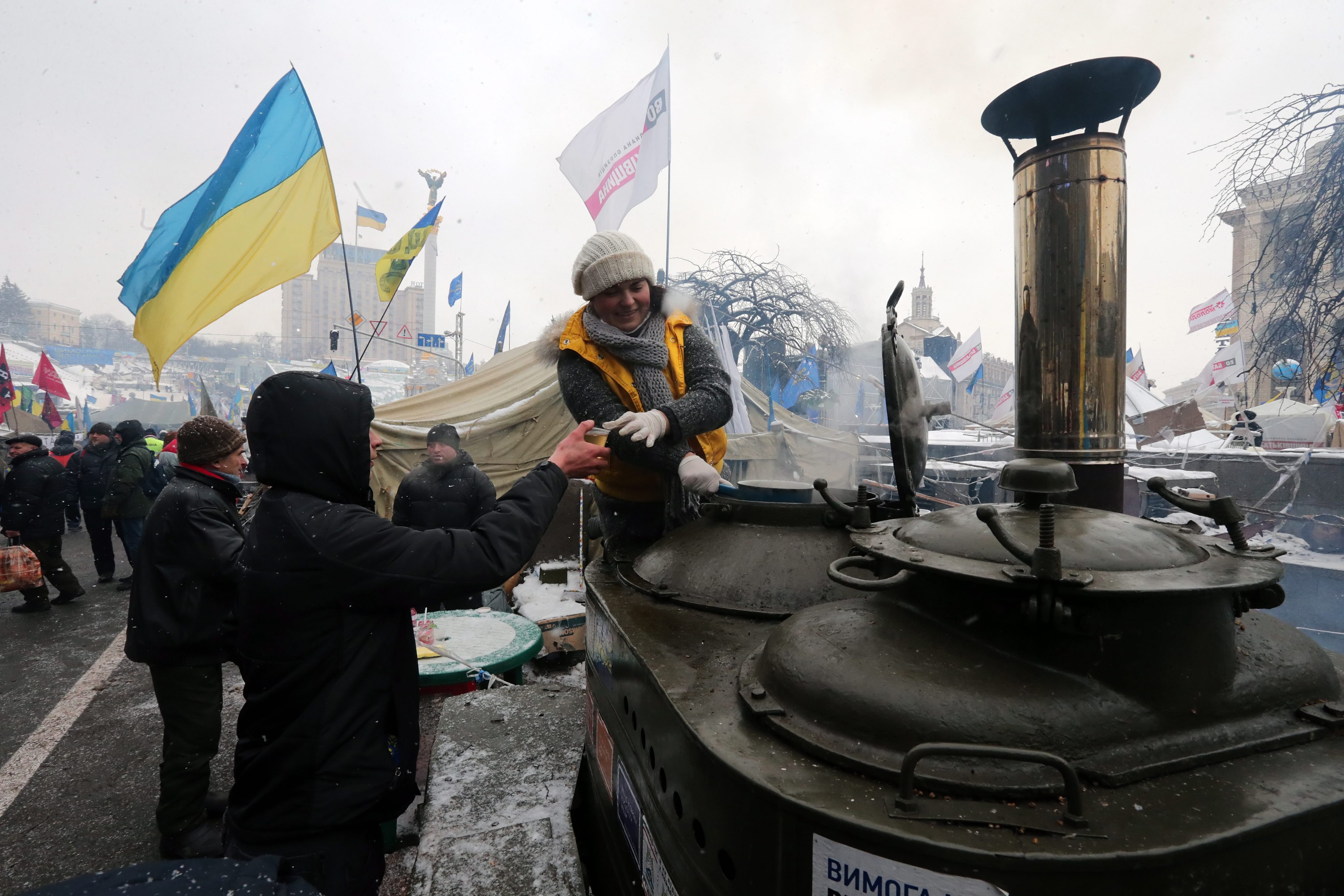 Протестиращите се топлят с чай