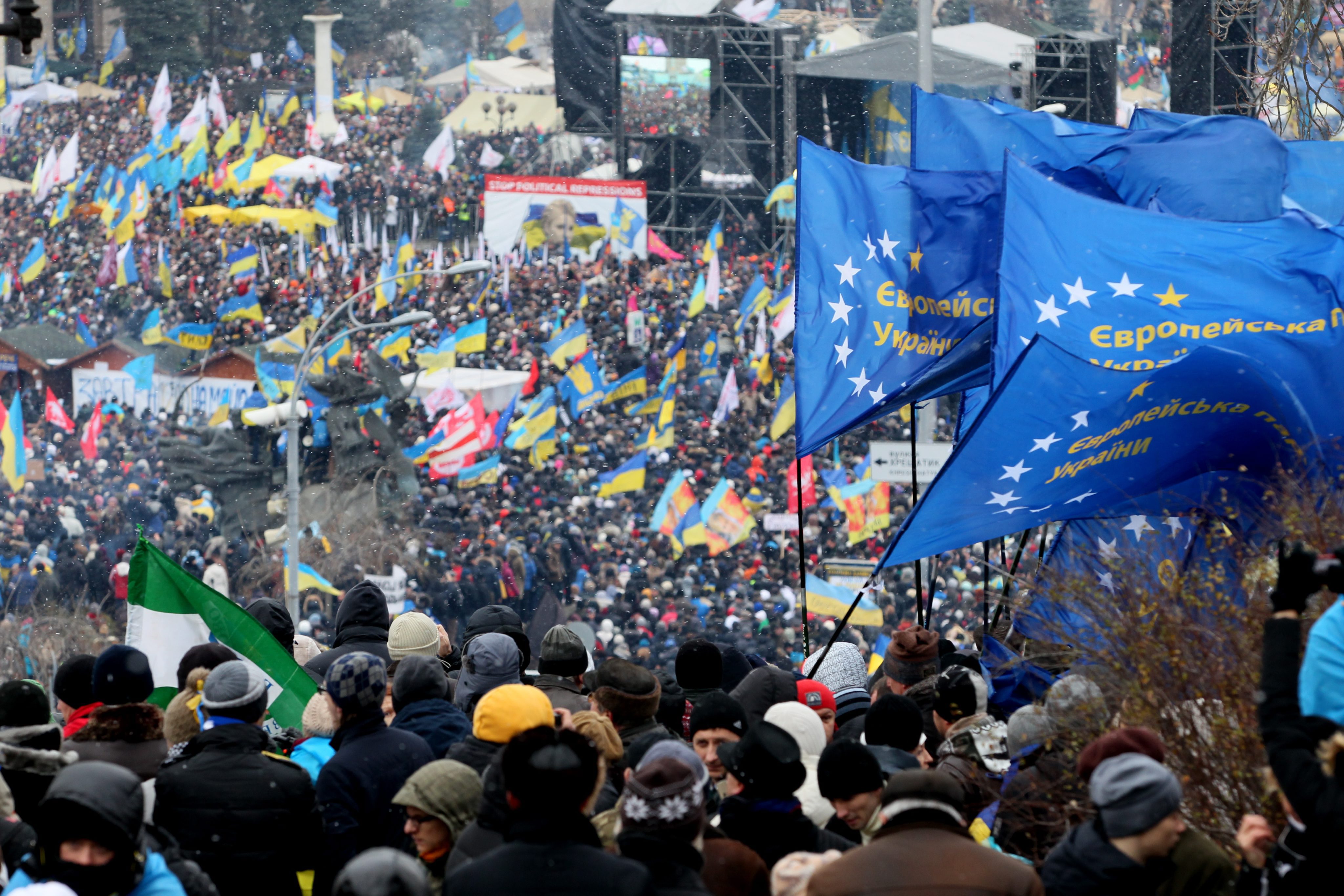 Европейски знамена се развяват от протестиращите в Киев