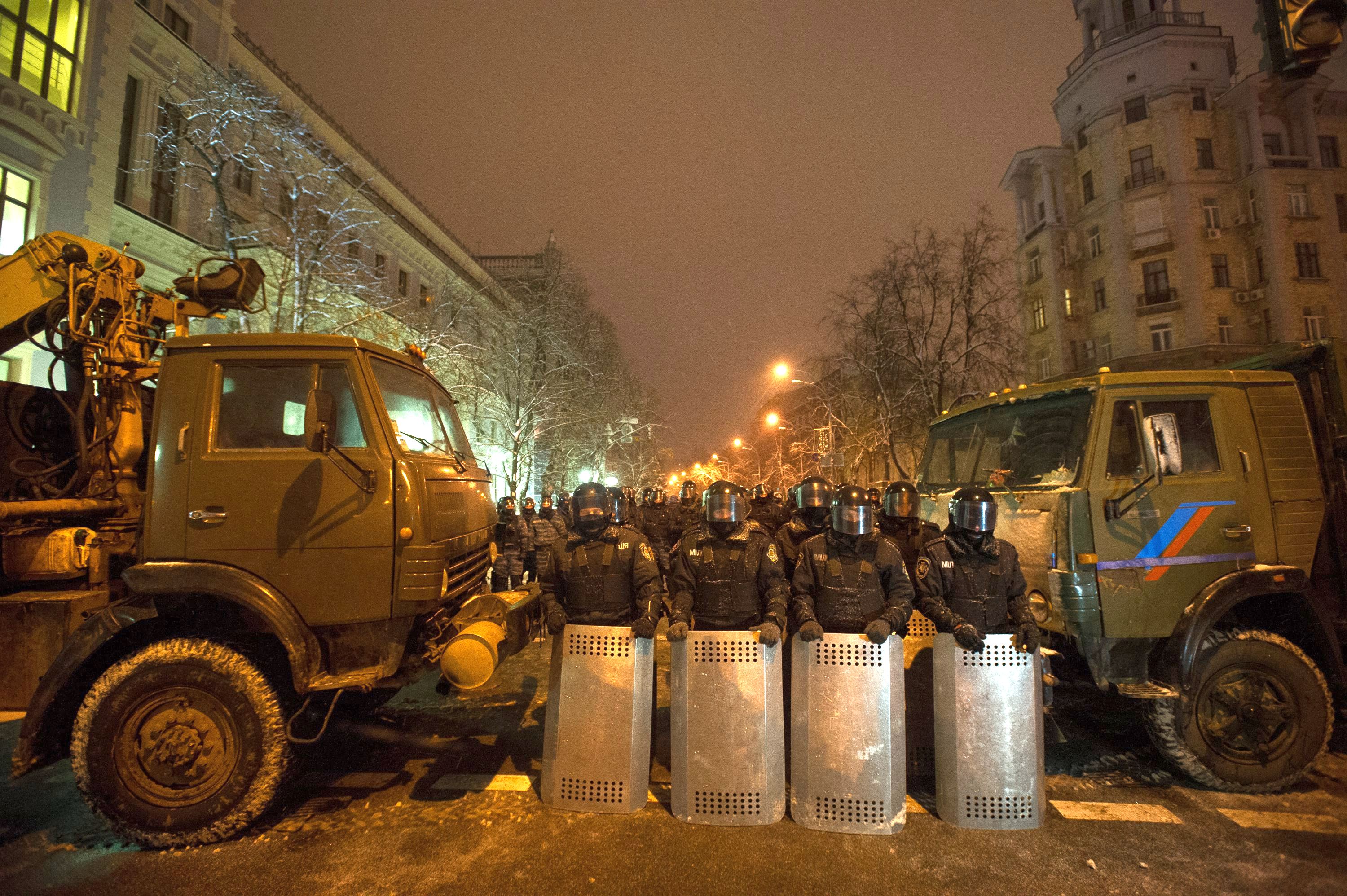 Органите на реда са изтласкали с щитове протестиращите