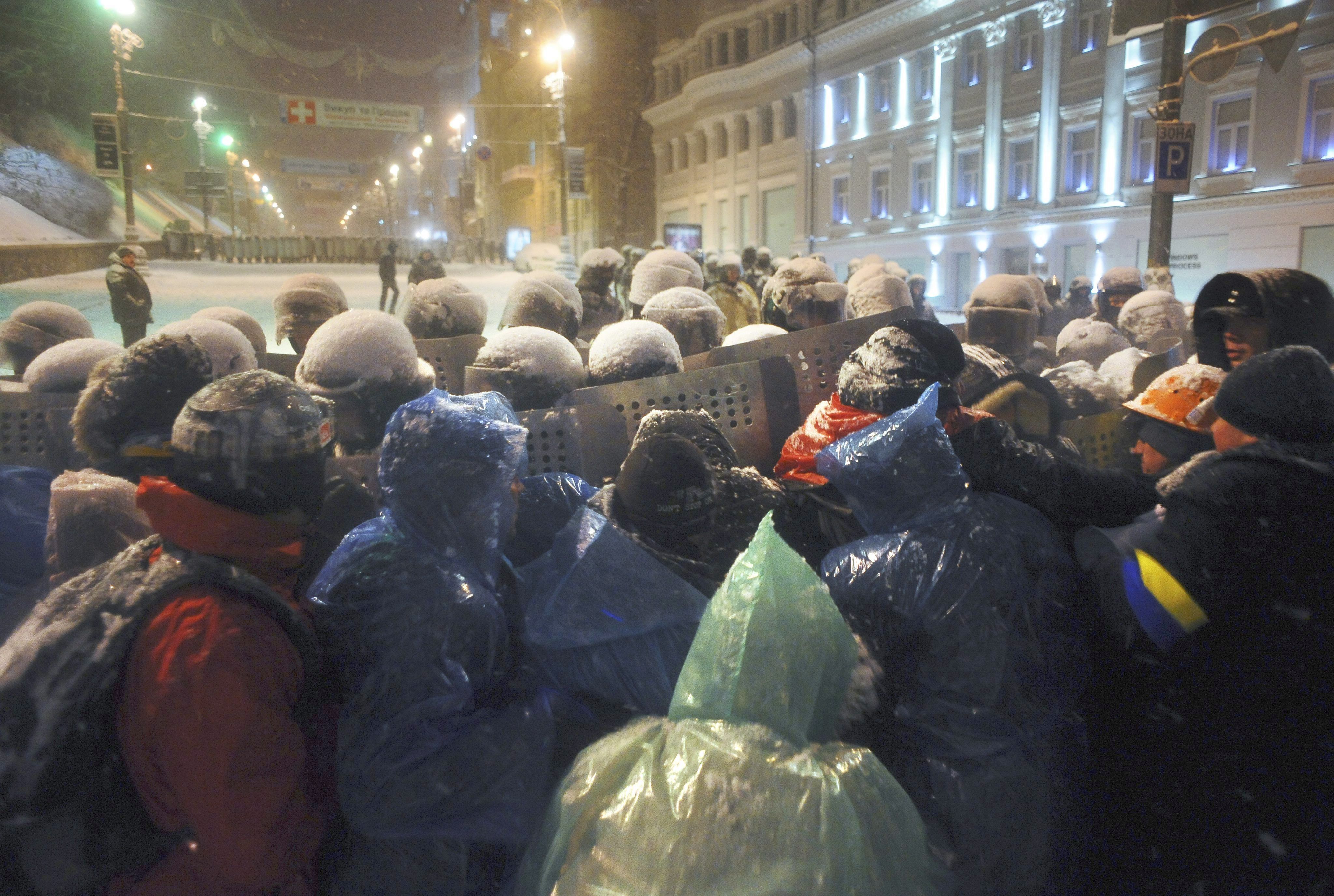 Милицията разпръсква протестиращите