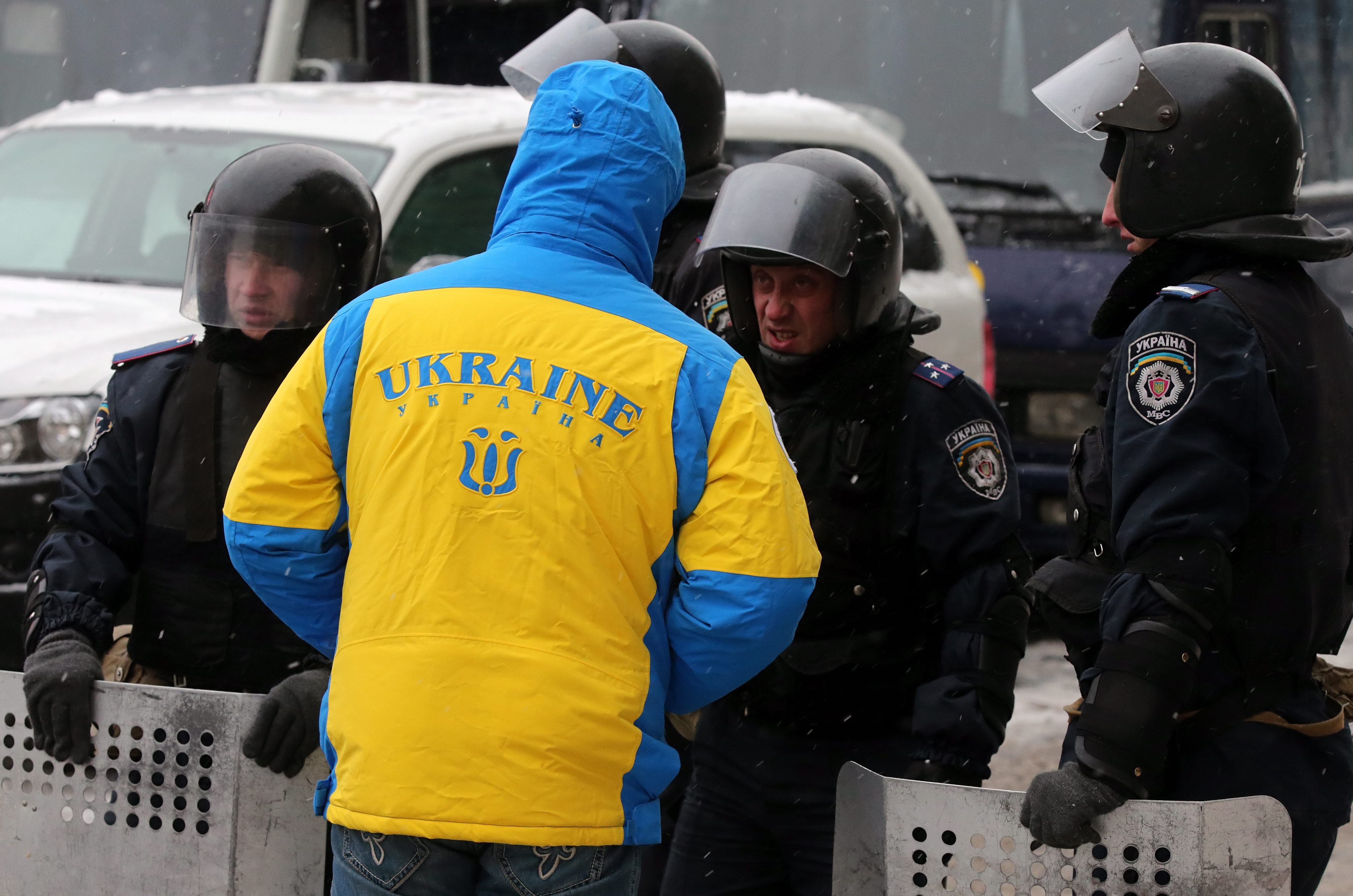 Протестиращ разговаря с полицаите в Киев