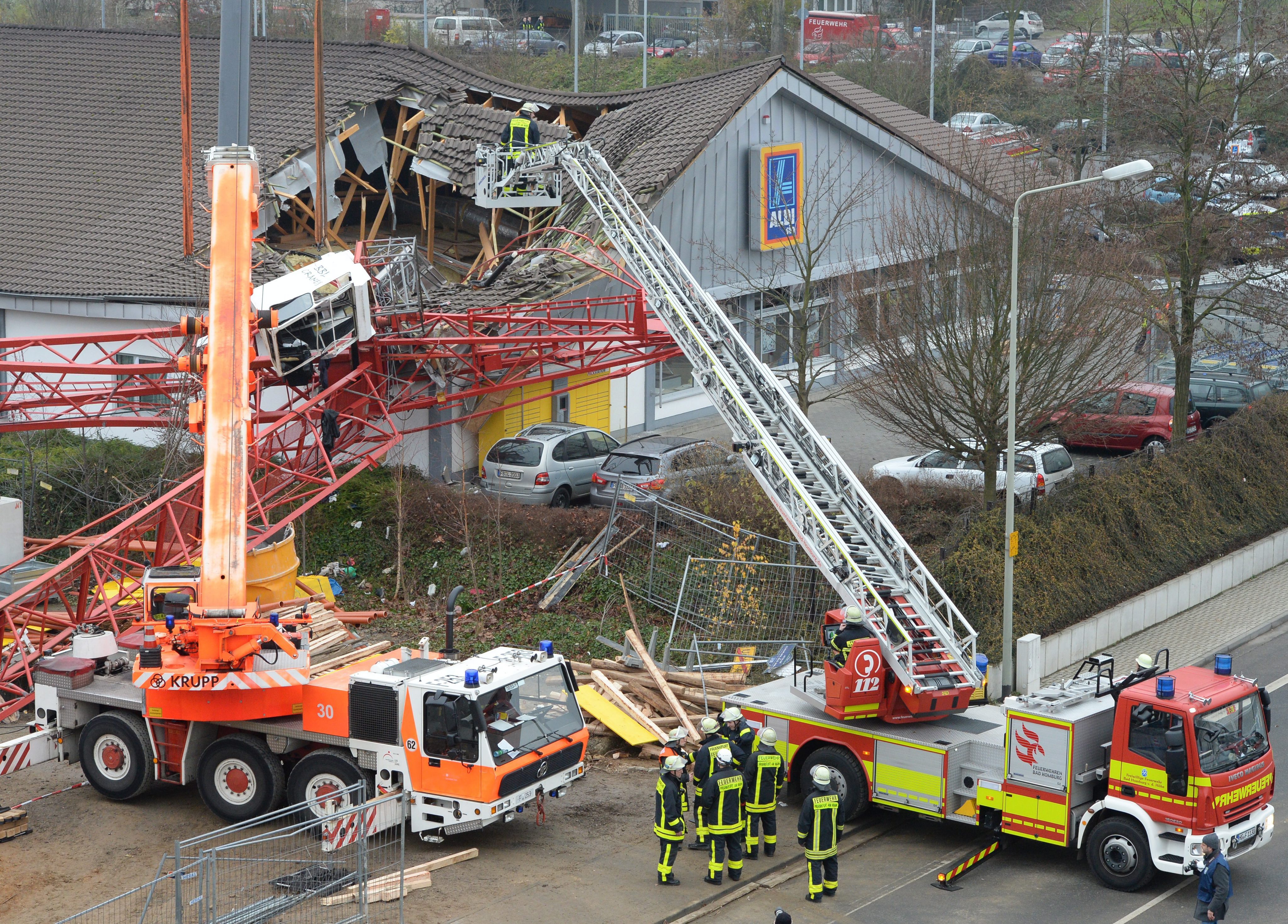 Строителен кран падна върху магазин в Германия